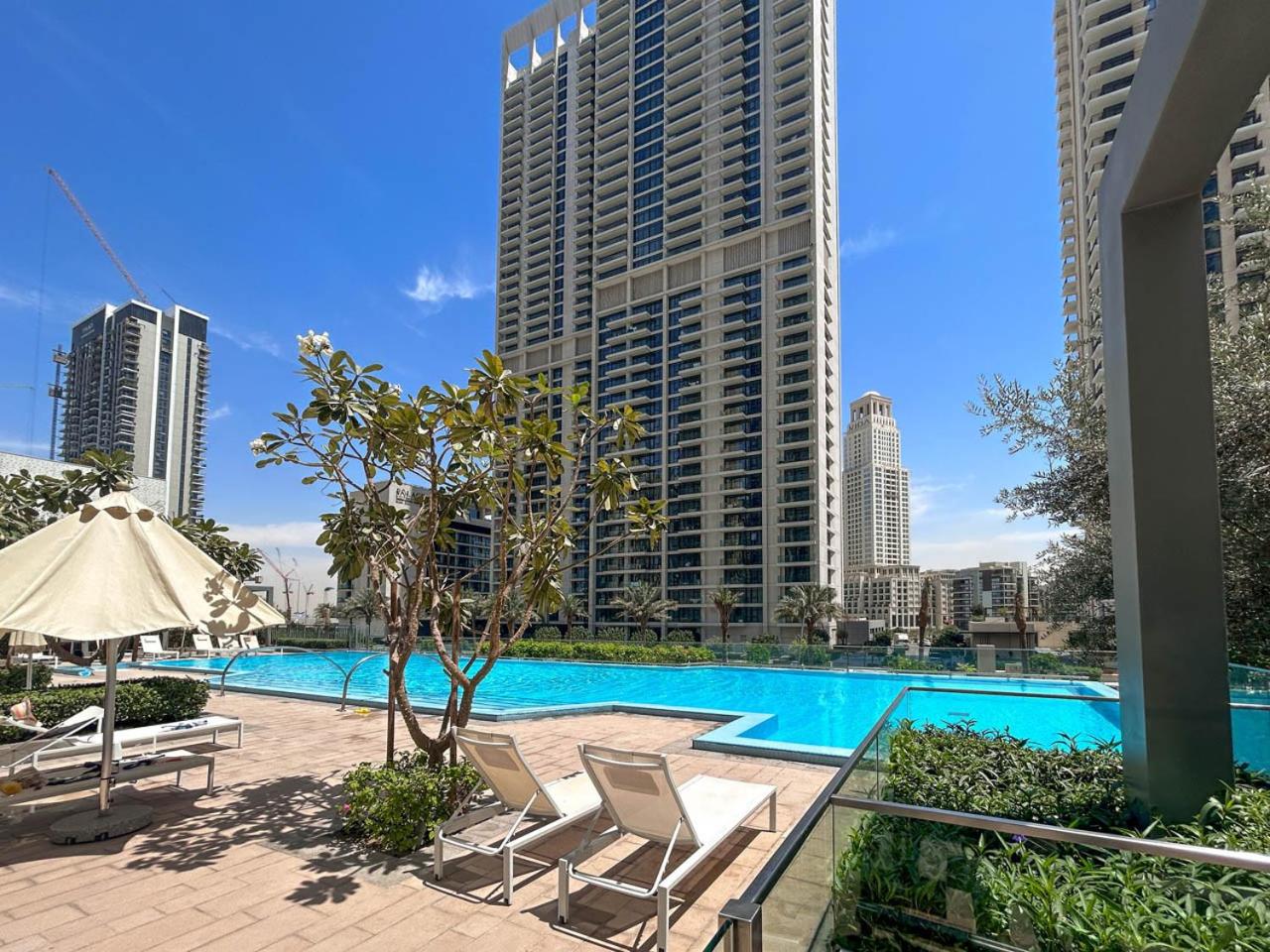 Large 1BR with Gym and Pool in Iconic Tower