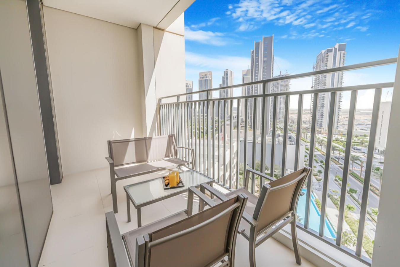 Large 1BR with Gym and Pool in Iconic Tower
