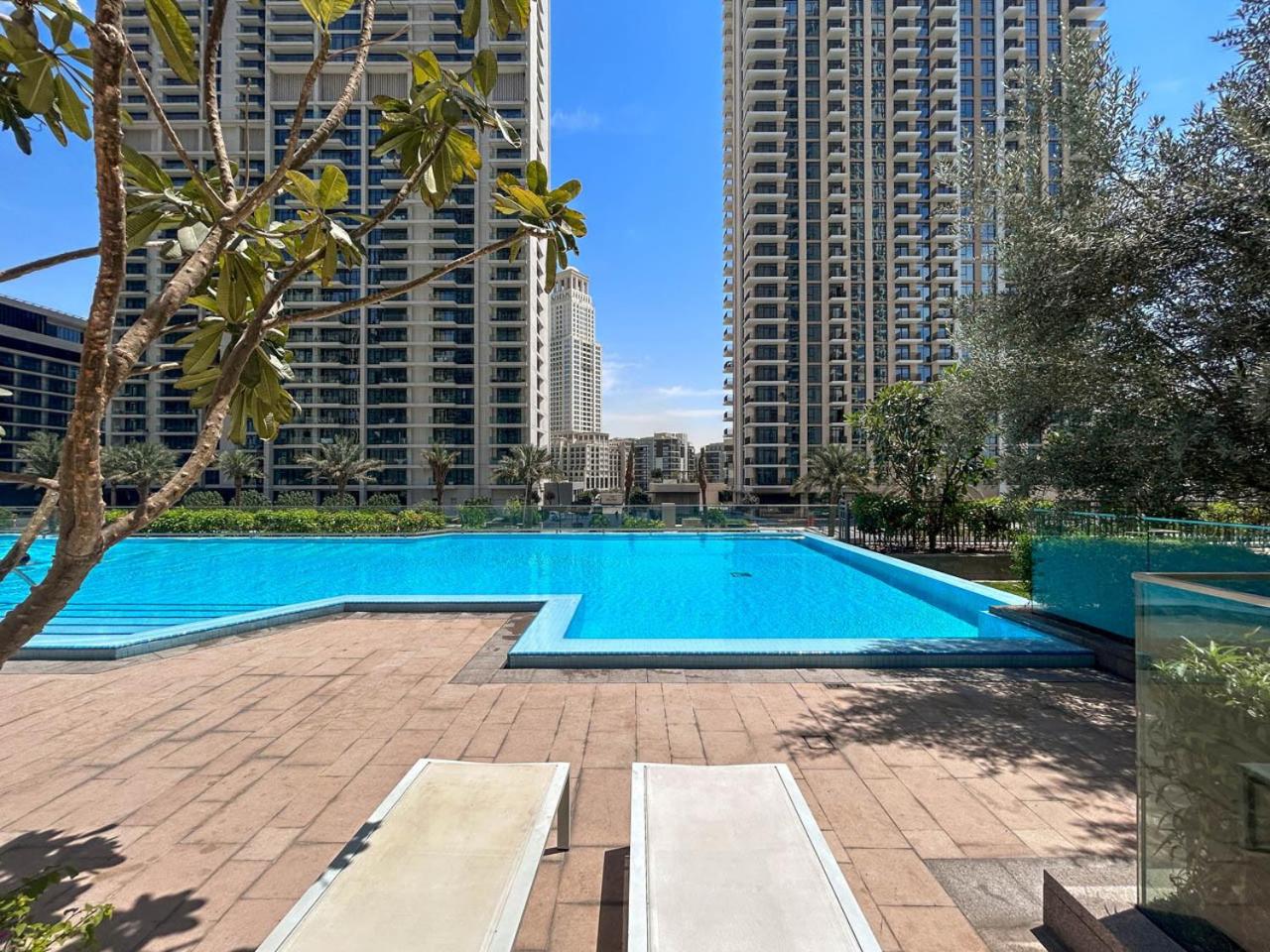 Large 1BR with Gym and Pool in Iconic Tower