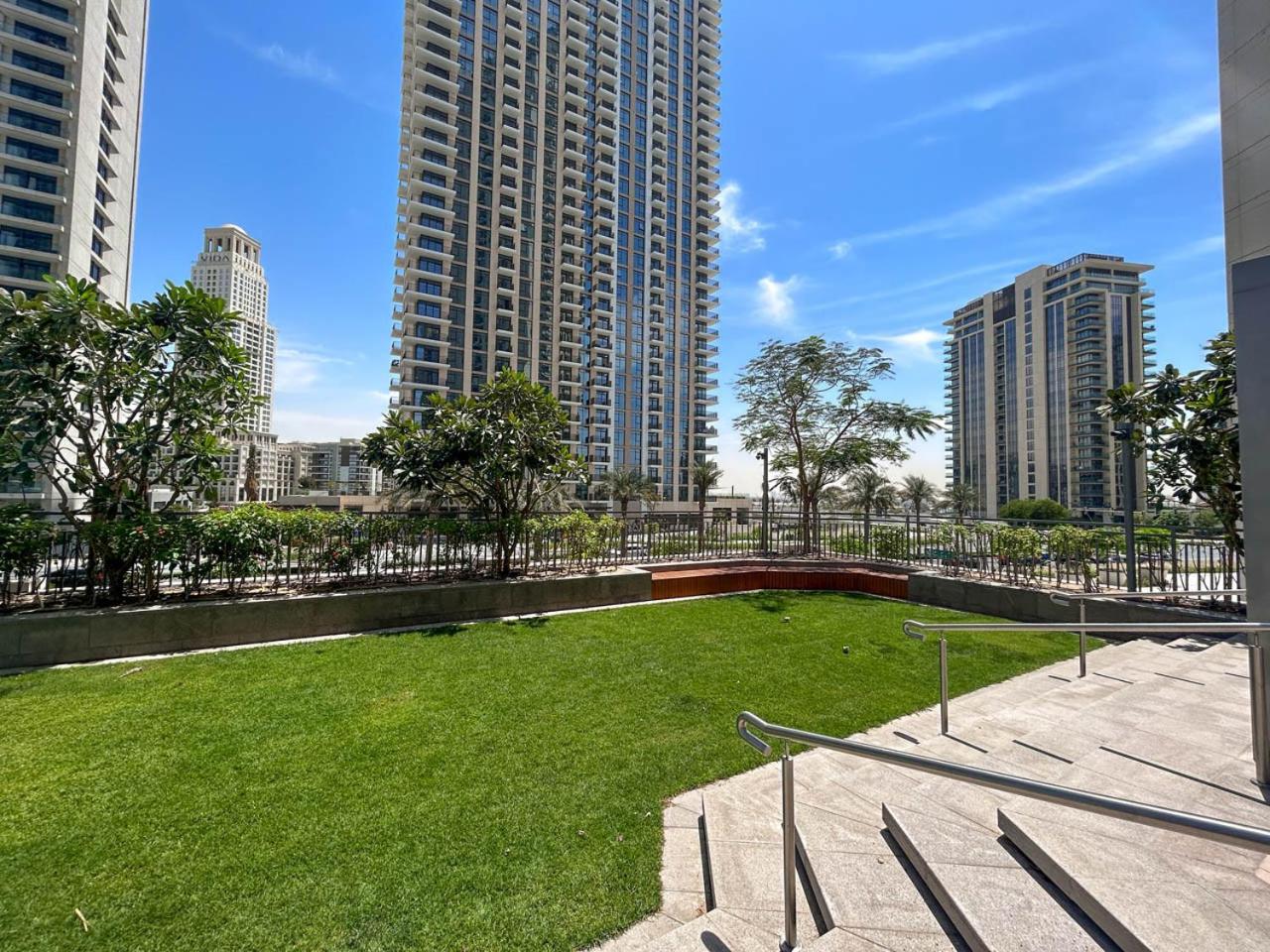 Large 1BR with Gym and Pool in Iconic Tower