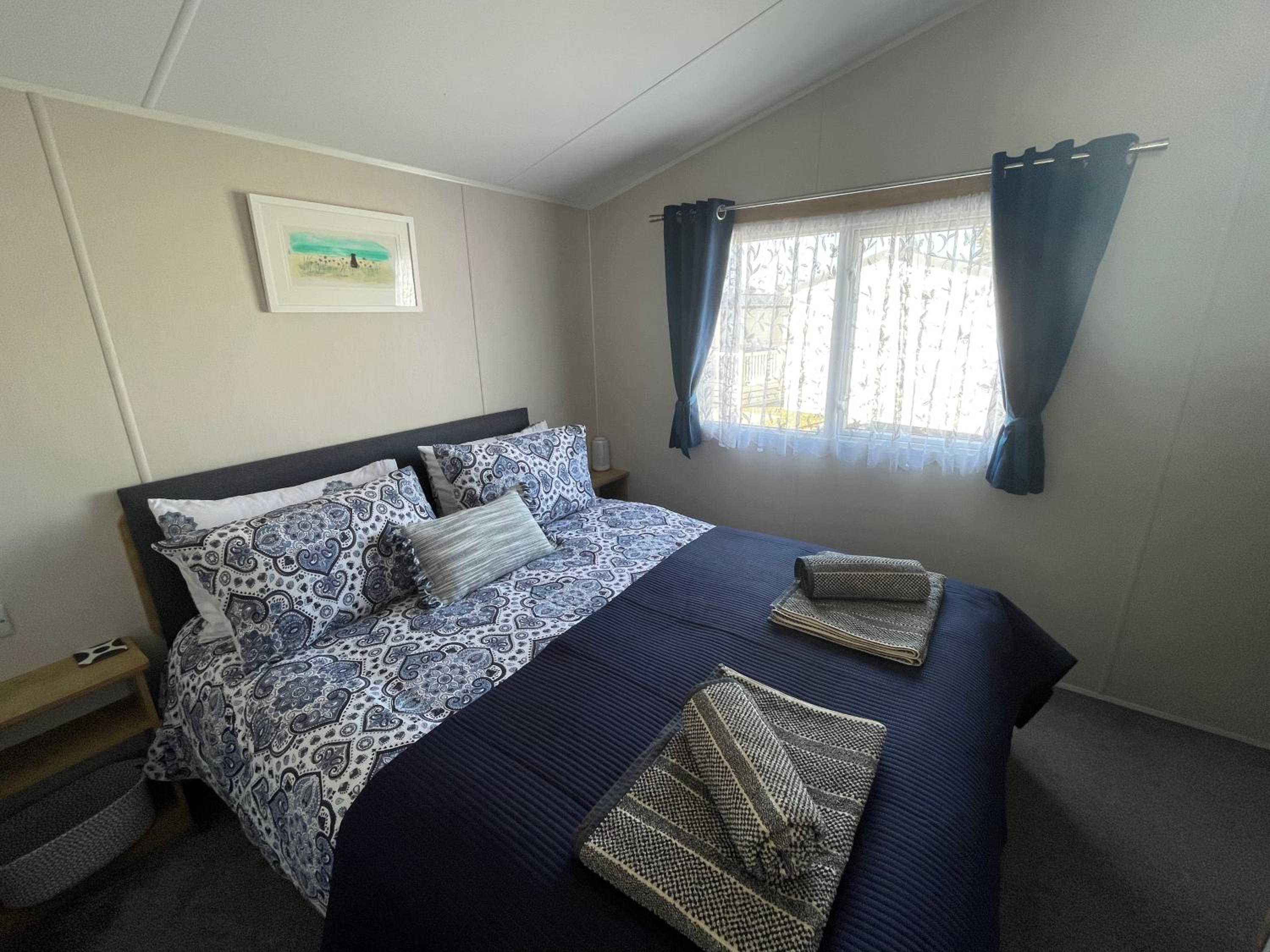 Golden Dunes Retreat, Dog-Friendly Stay at Par Sands Holiday Park, Cornwall