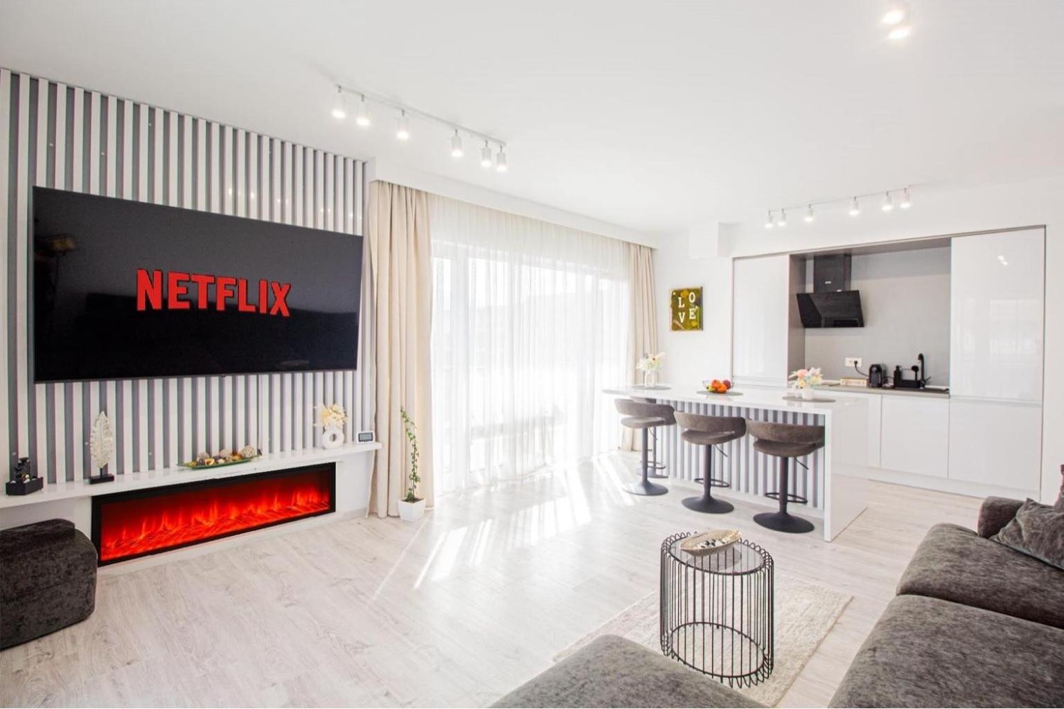 Spacious Holiday Apartment- Mountain View - Huge Balcony - Top Floor