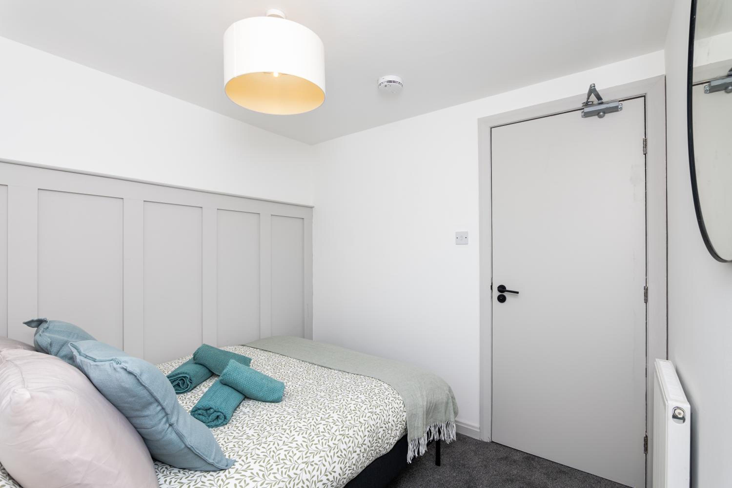 5 Bedroom Apartment - Galashiels- by Holiday Homes