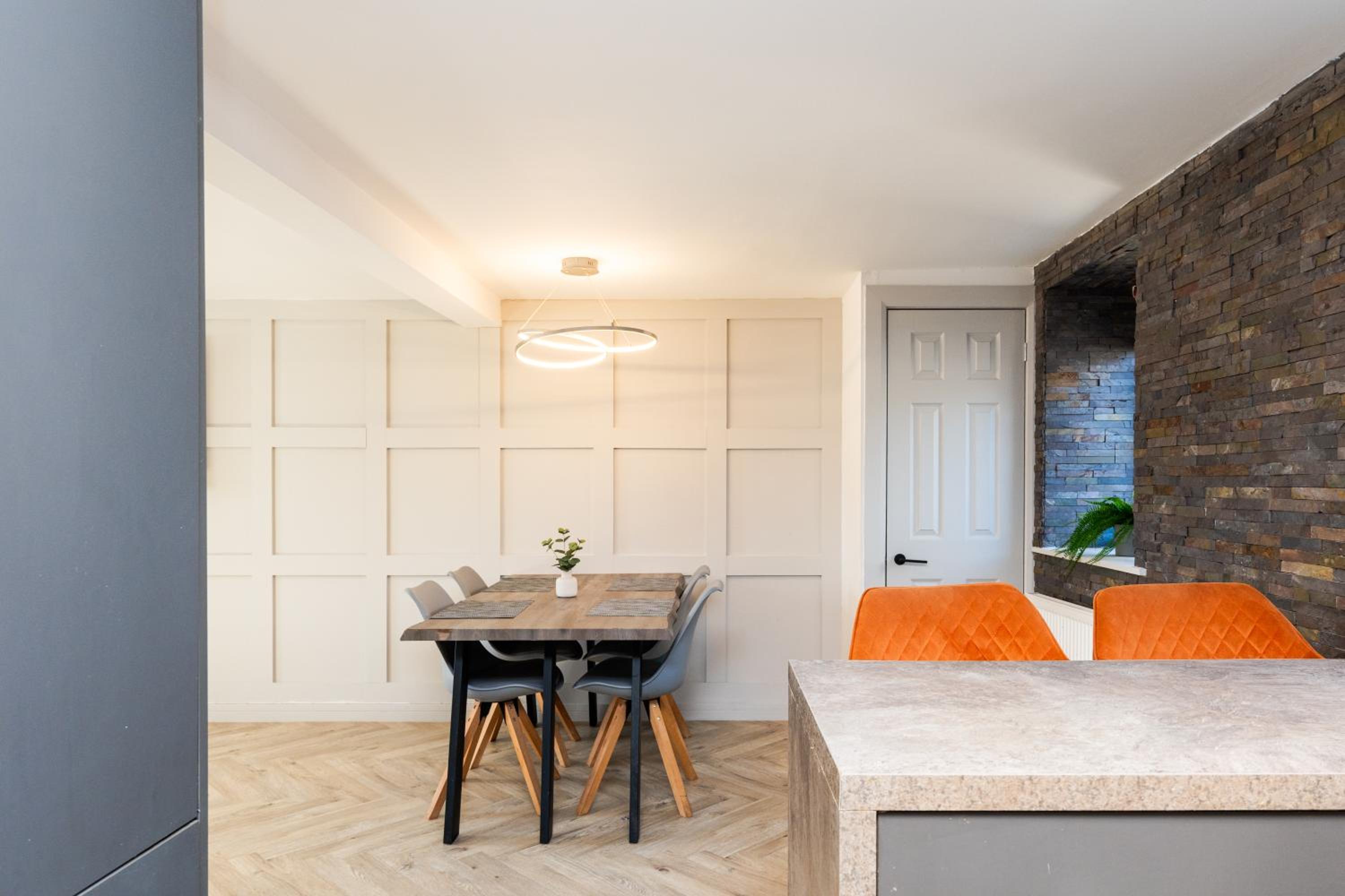 5 Bedroom Apartment - Galashiels- by Holiday Homes
