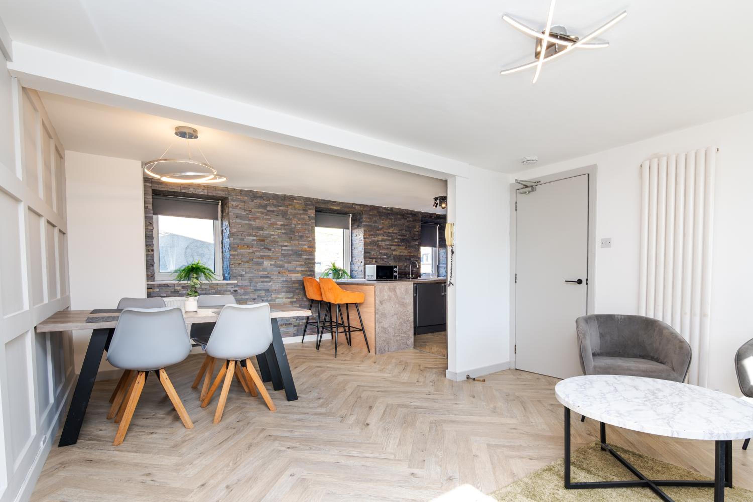 5 Bedroom Apartment - Galashiels- by Holiday Homes