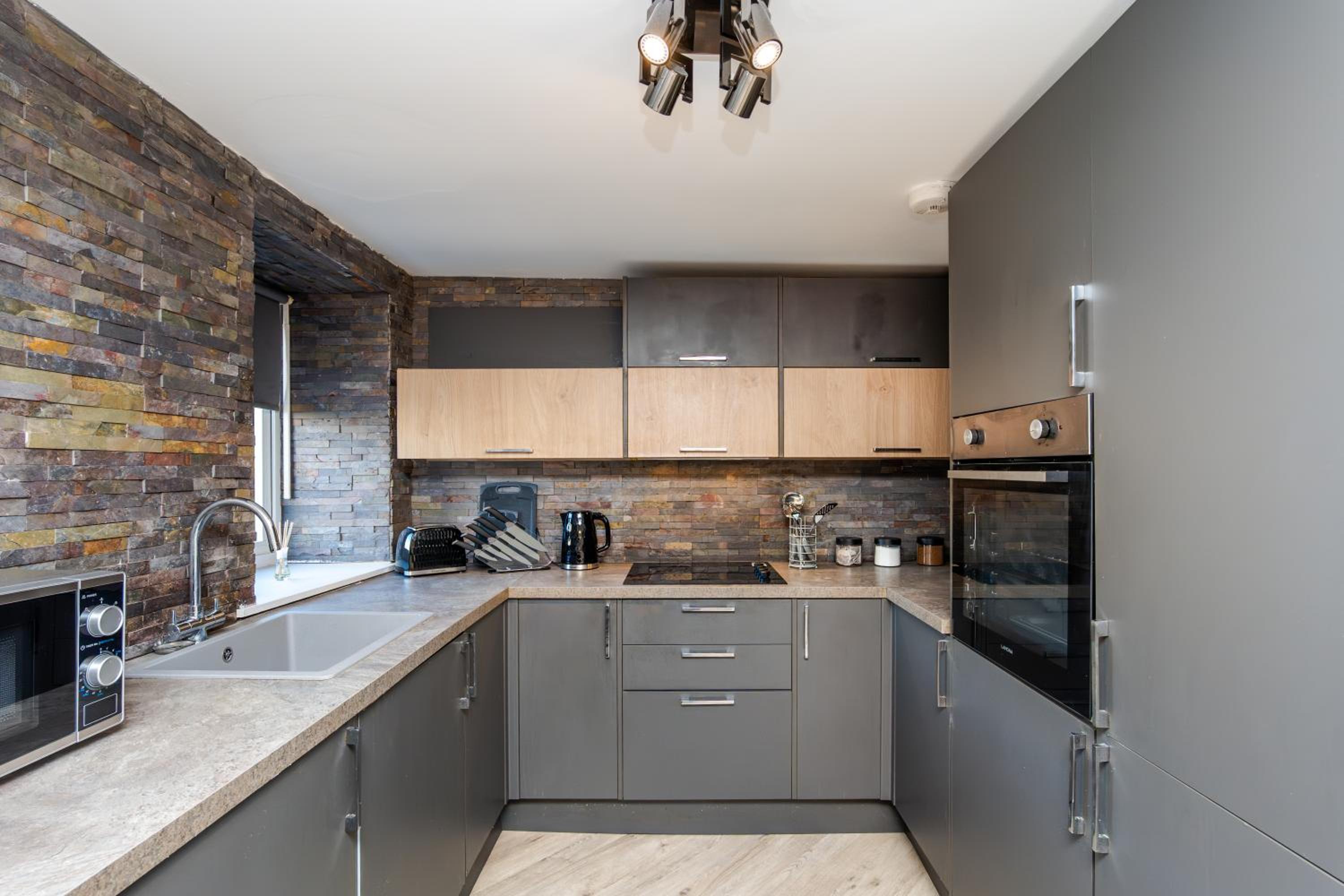 5 Bedroom Apartment - Galashiels- by Holiday Homes