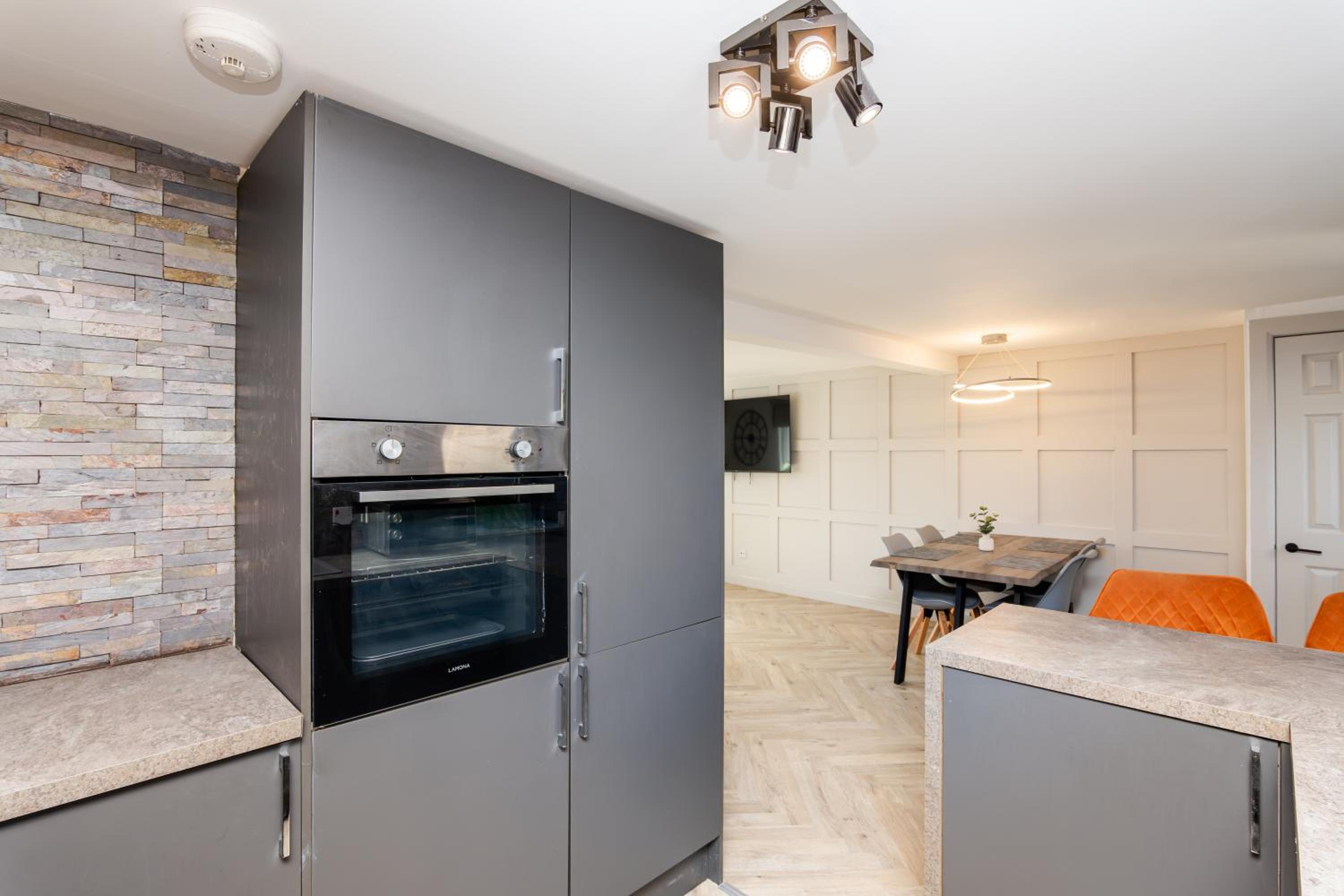 5 Bedroom Apartment - Galashiels- by Holiday Homes