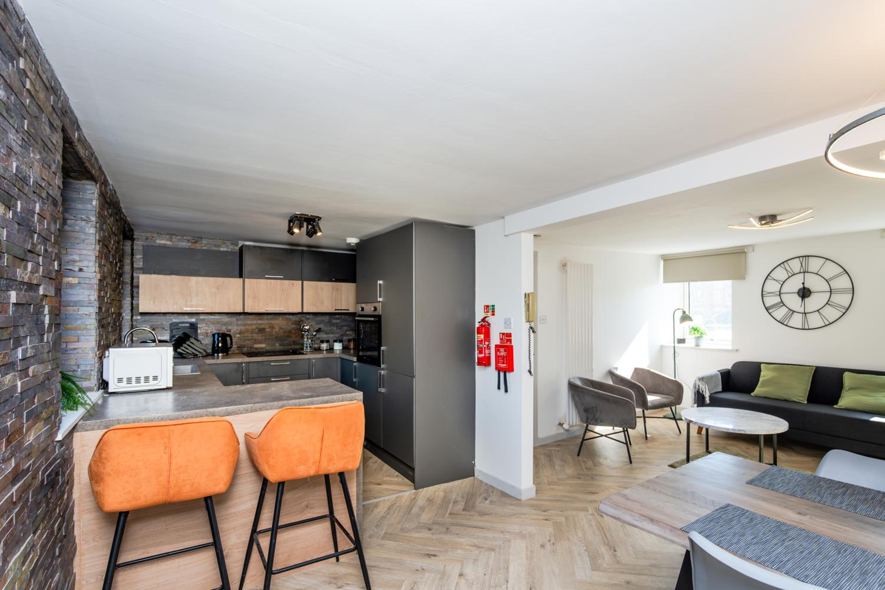 5 Bedroom Apartment - Galashiels- by Holiday Homes