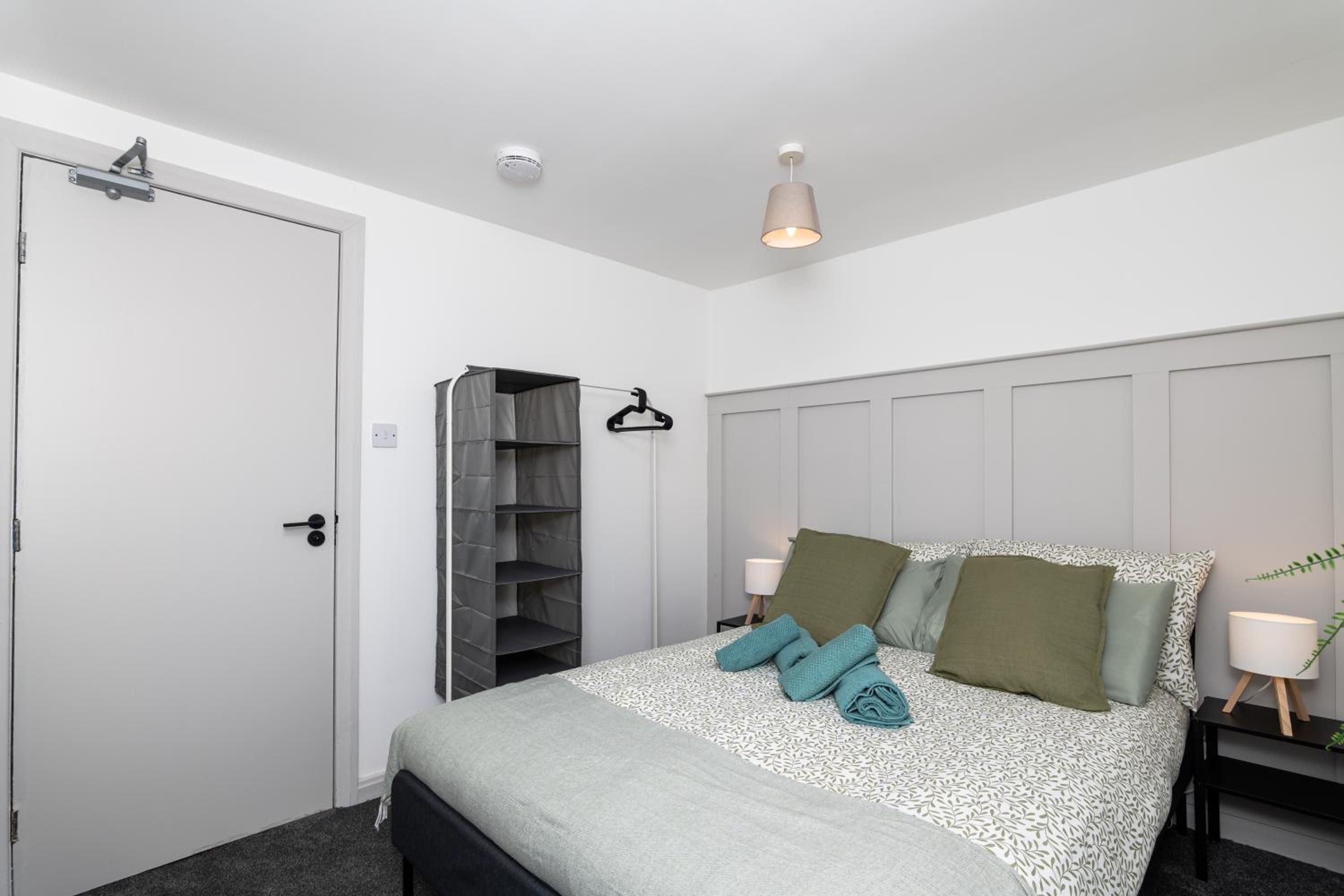 5 Bedroom Apartment - Galashiels- by Holiday Homes
