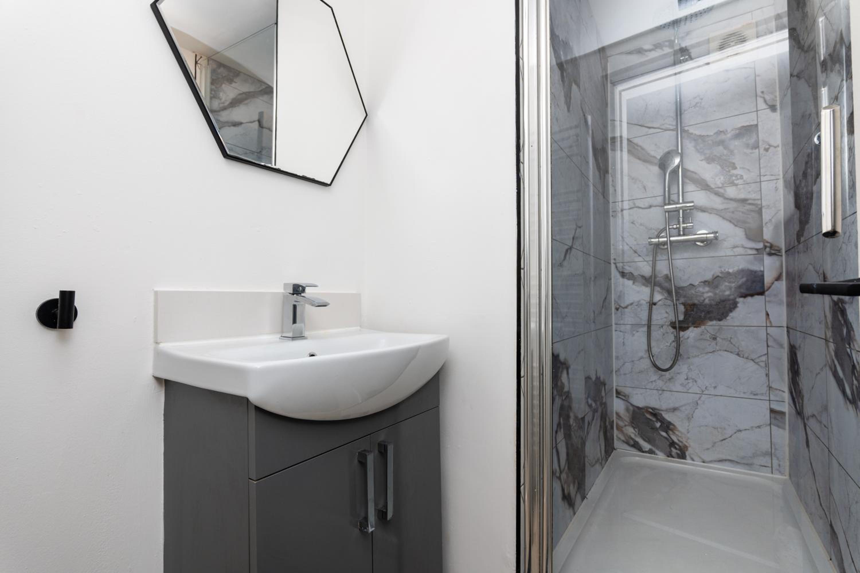 5 Bedroom Apartment - Galashiels- by Holiday Homes