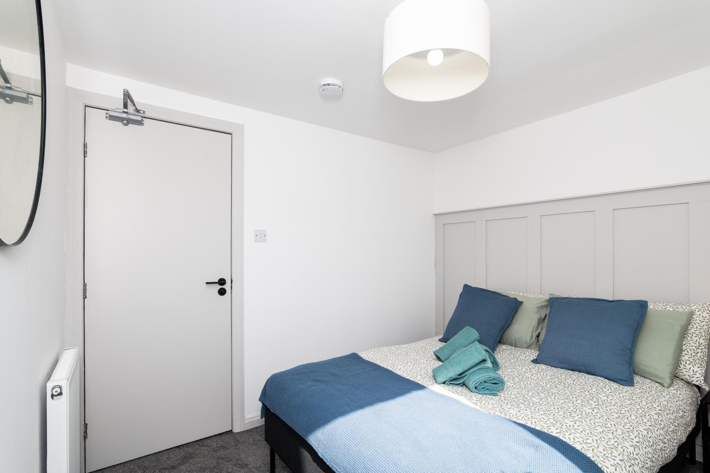 5 Bedroom Apartment - Galashiels- by Holiday Homes