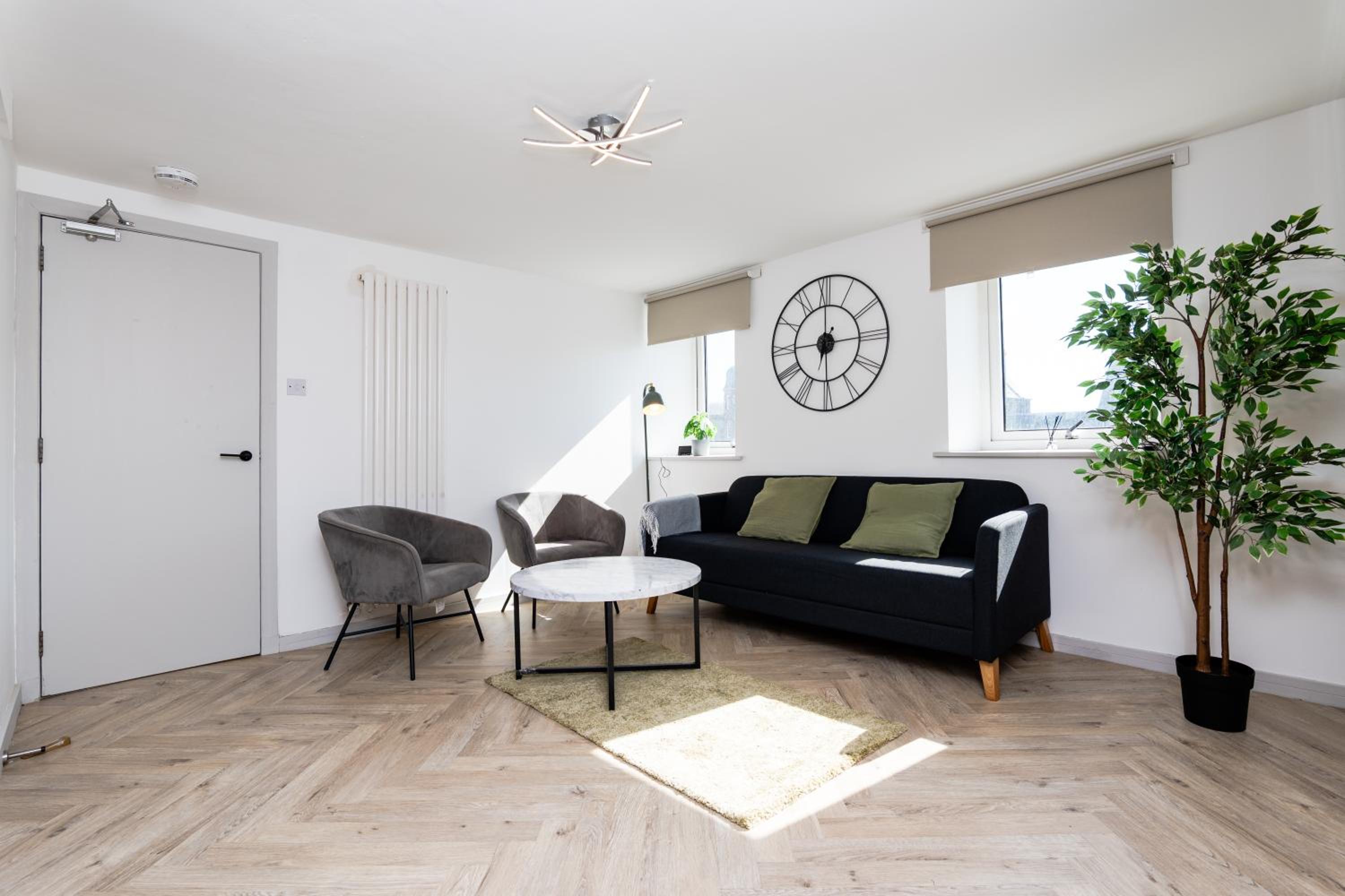 5 Bedroom Apartment - Galashiels- by Holiday Homes