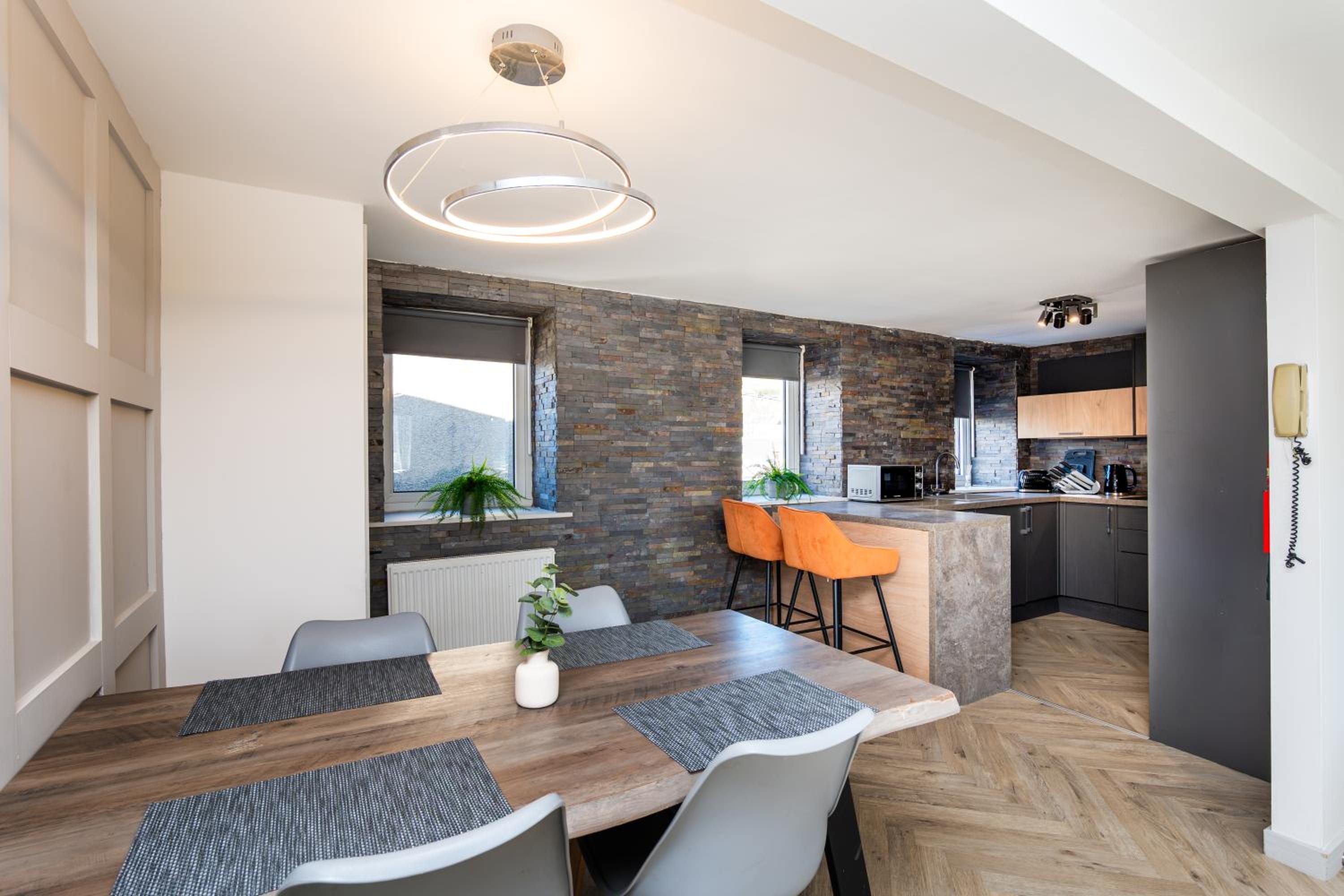 5 Bedroom Apartment - Galashiels- by Holiday Homes