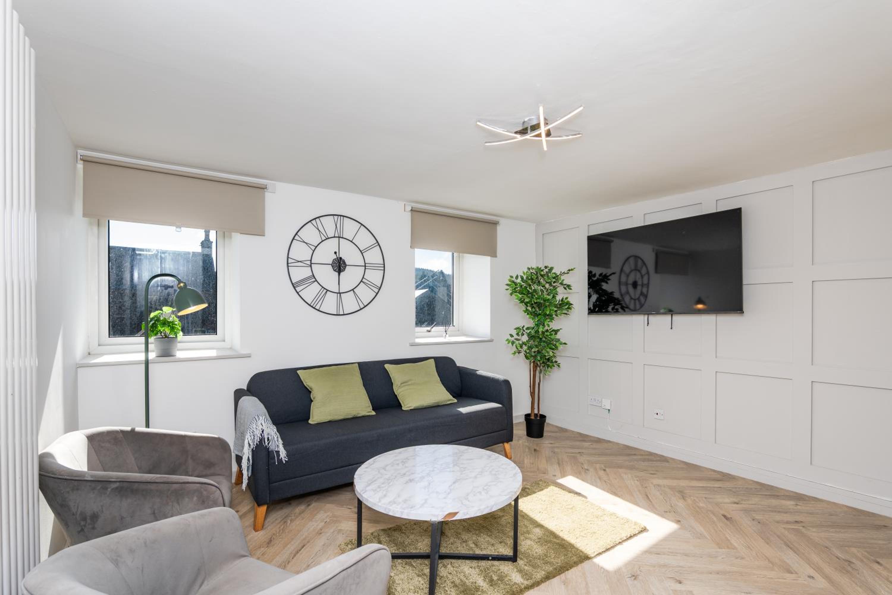 5 Bedroom Apartment - Galashiels- by Holiday Homes