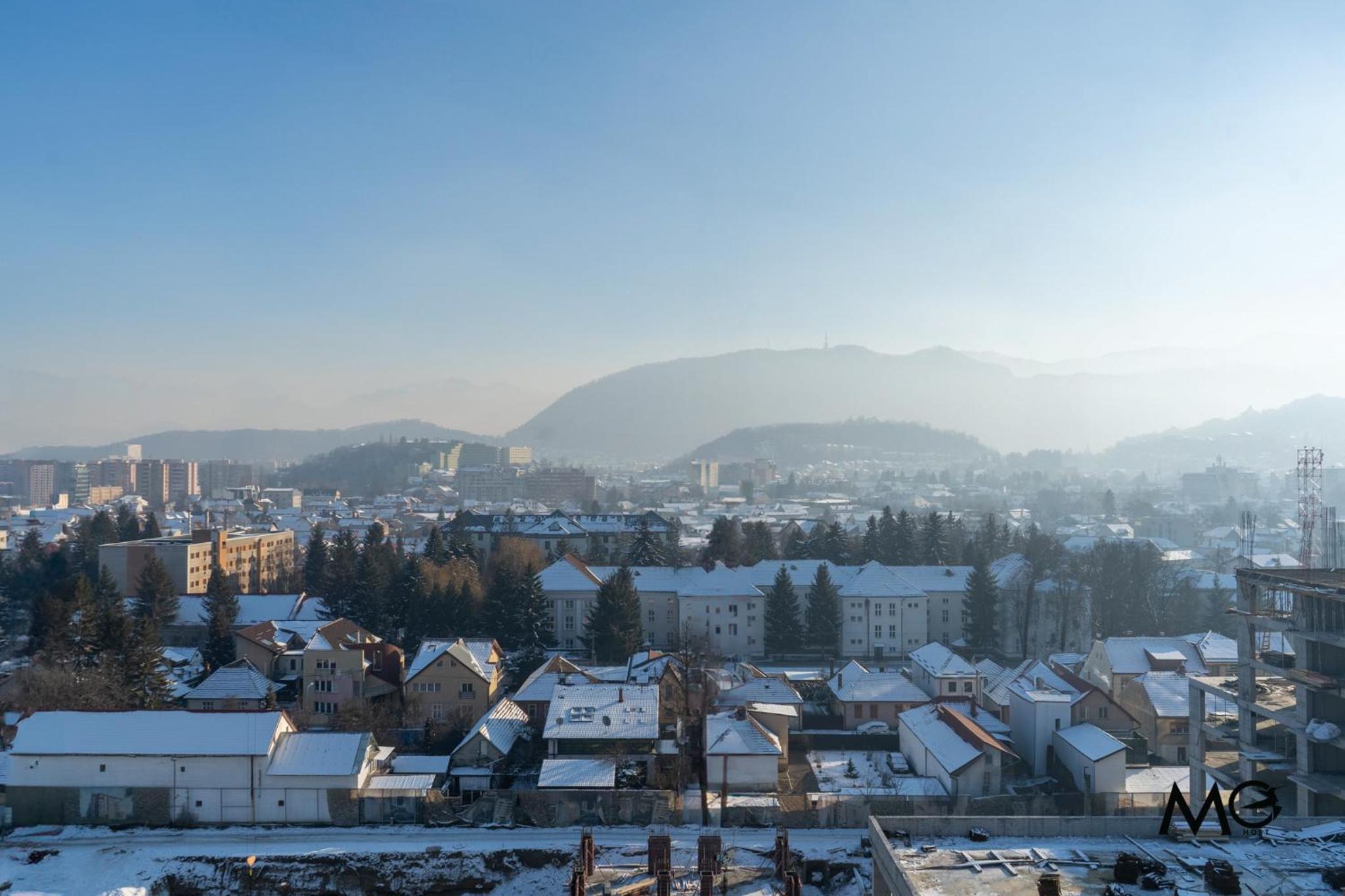 Spacious Holiday Apartment- Mountain View - Huge Balcony - Top Floor
