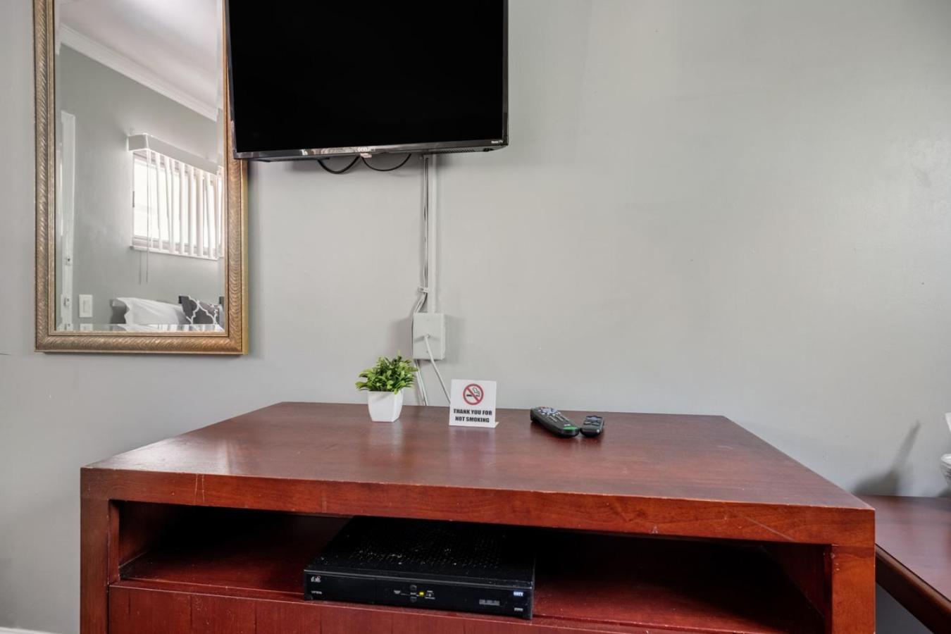 Stay in Browntown for 4: Cozy Room with MiniFridge