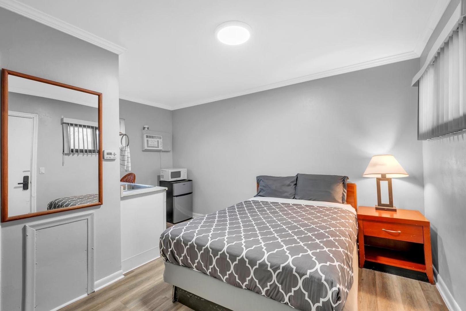 Charming Private Room in Browntown for 2 Detroit