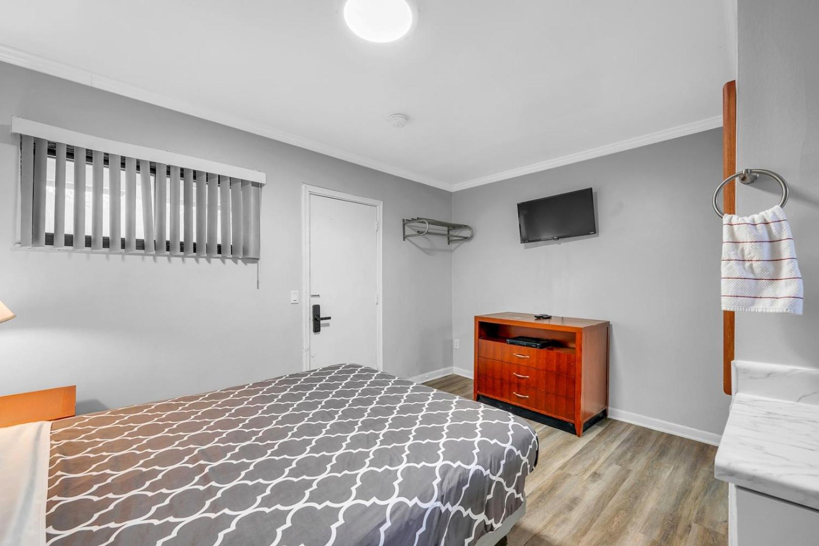 Charming Private Room in Browntown for 2 Detroit