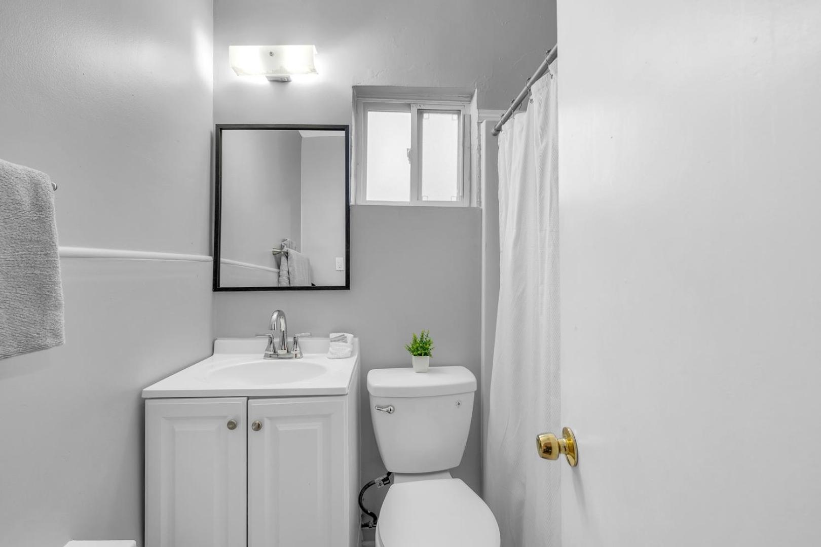 Charming Private Room in Browntown for 2 Detroit
