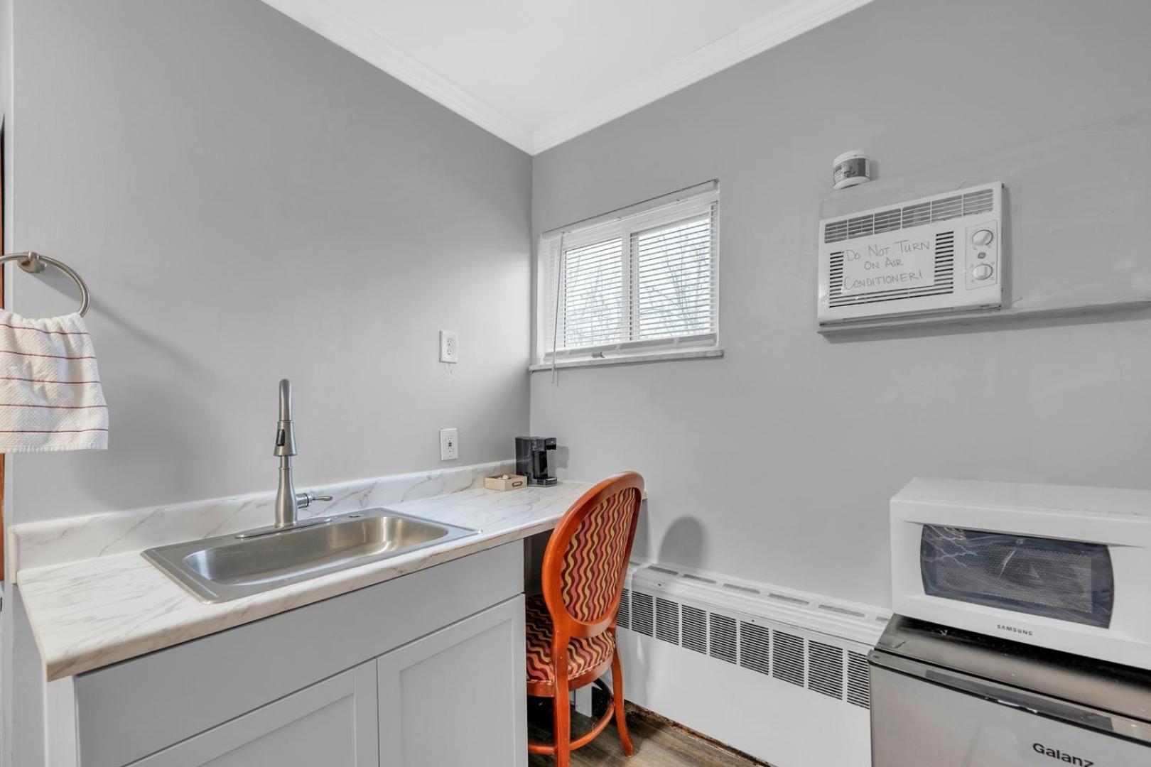 Charming Private Room in Browntown for 2 Detroit