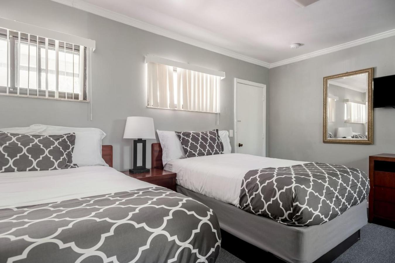 Warm Private Room in Detroit for Up to 4 w WiFi