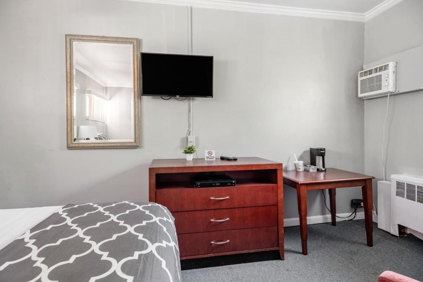 Warm Private Room in Detroit for Up to 4 w WiFi