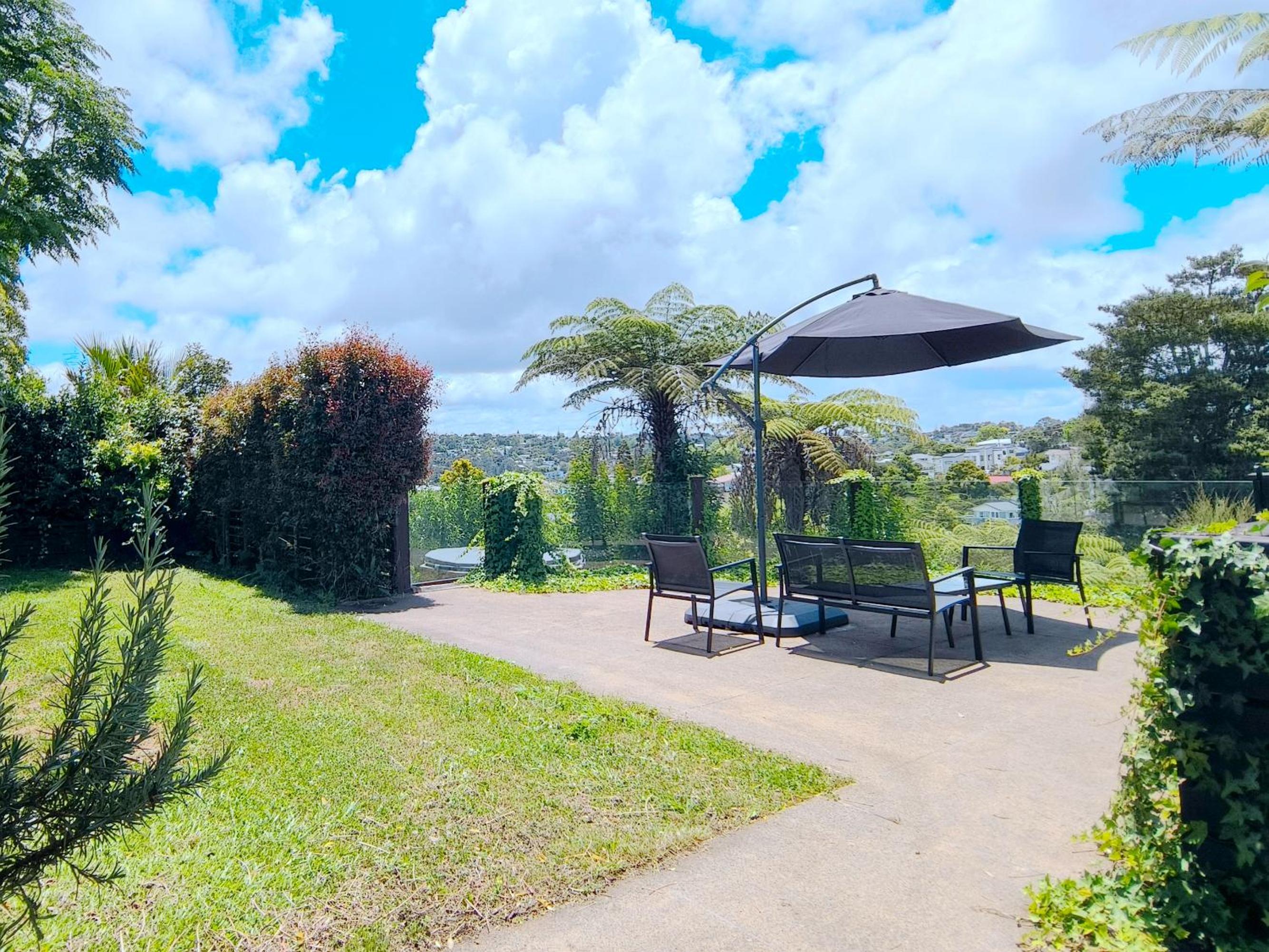 Spa Retreat Spacious 7 BRS 3 Baths Movie Lounge nice Garden with Parking