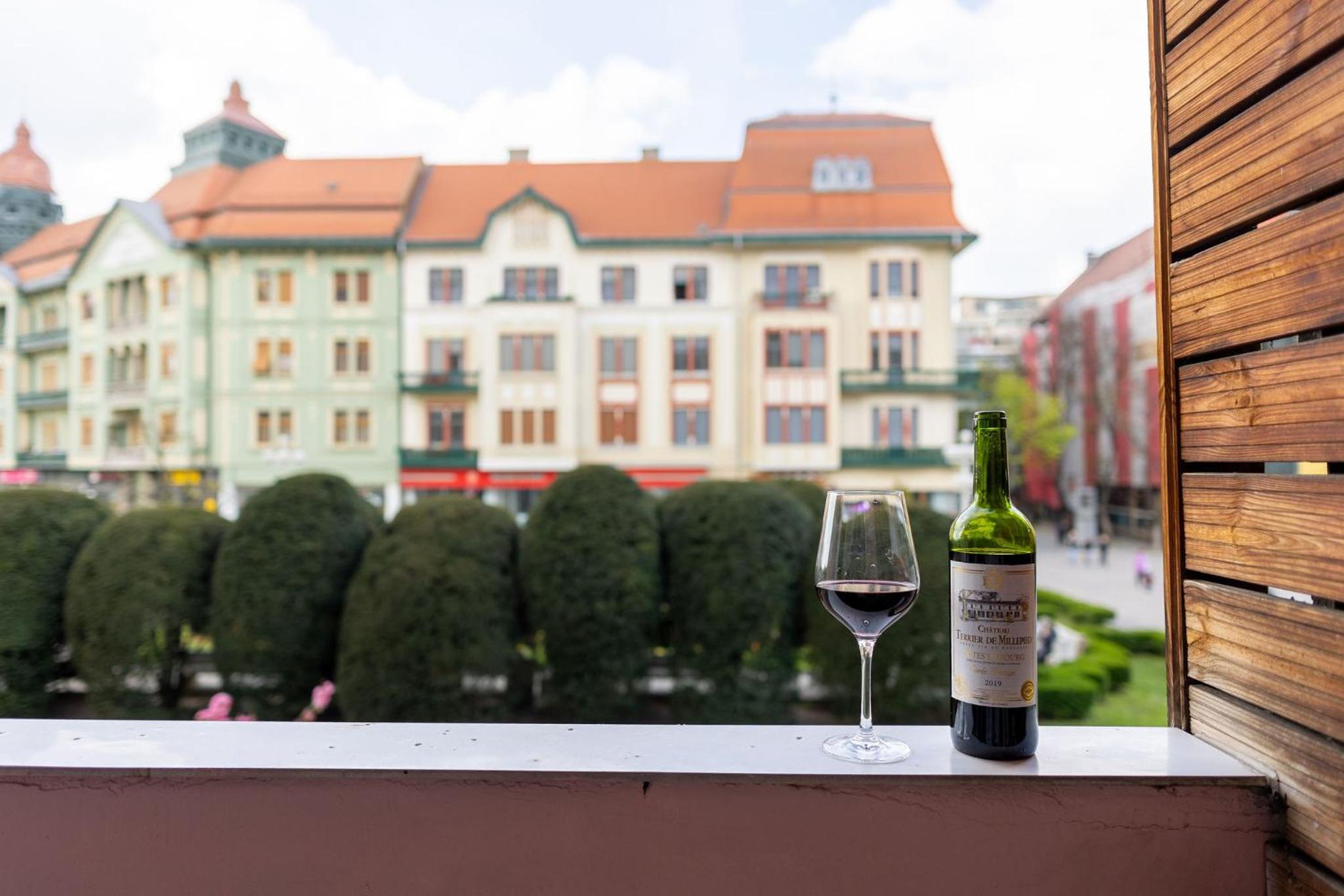 Ultracentral Retreat - Victory Square Views & Style