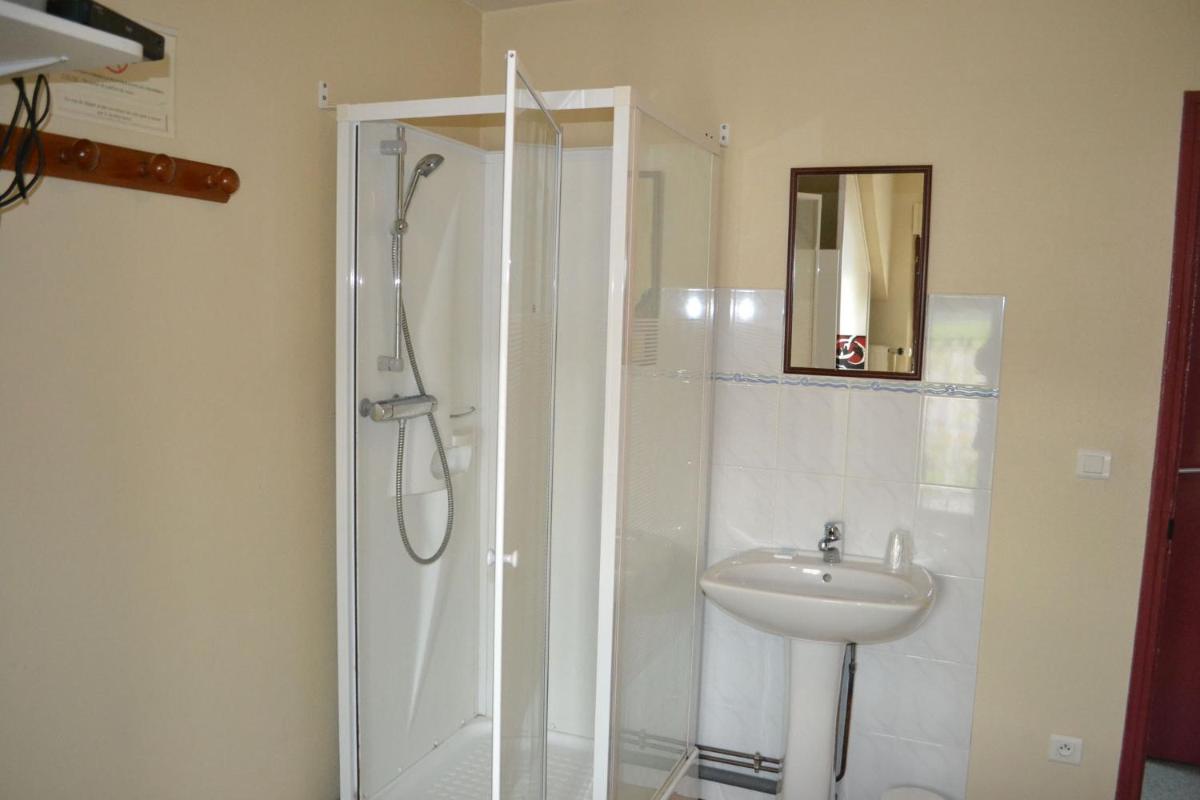 Le Relais De Risquetout en Hem-Hardinval — bathroom