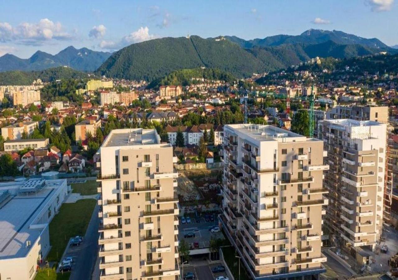 Spacious Holiday Apartment- Mountain View - Huge Balcony - Top Floor