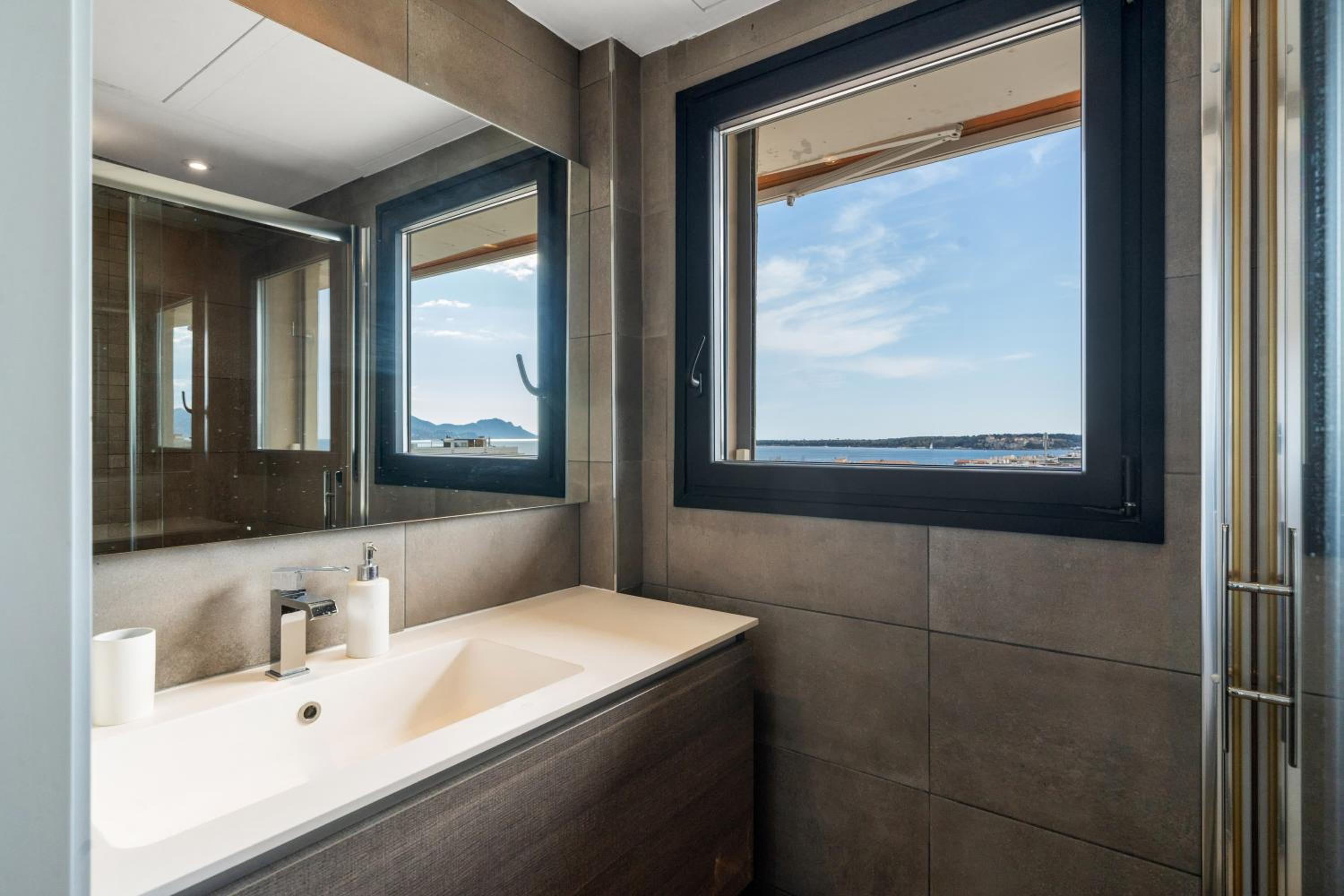 4 Bedroom Cannes Penthouse - Ocean View
