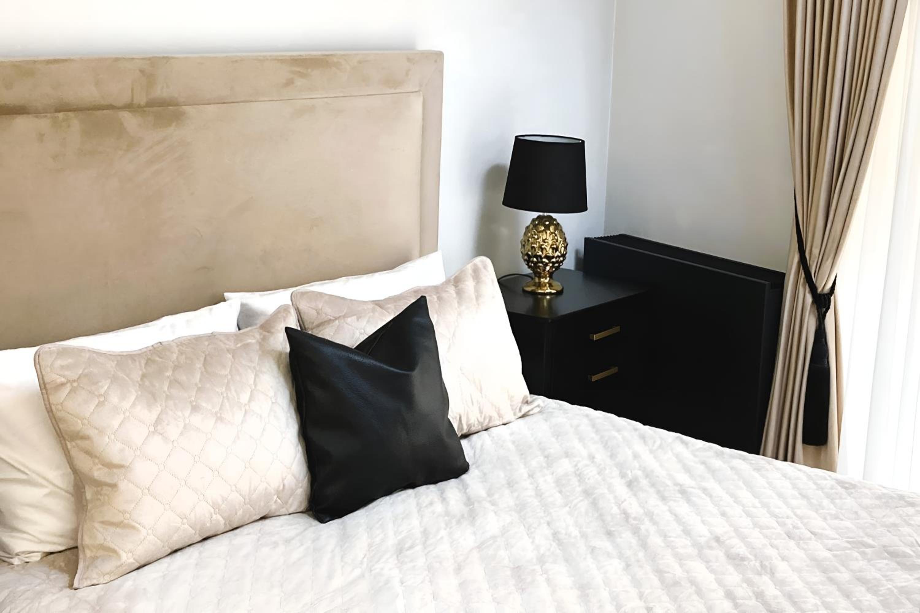 Elumen Studio Apartment I near Cathedral & Bernardine Park