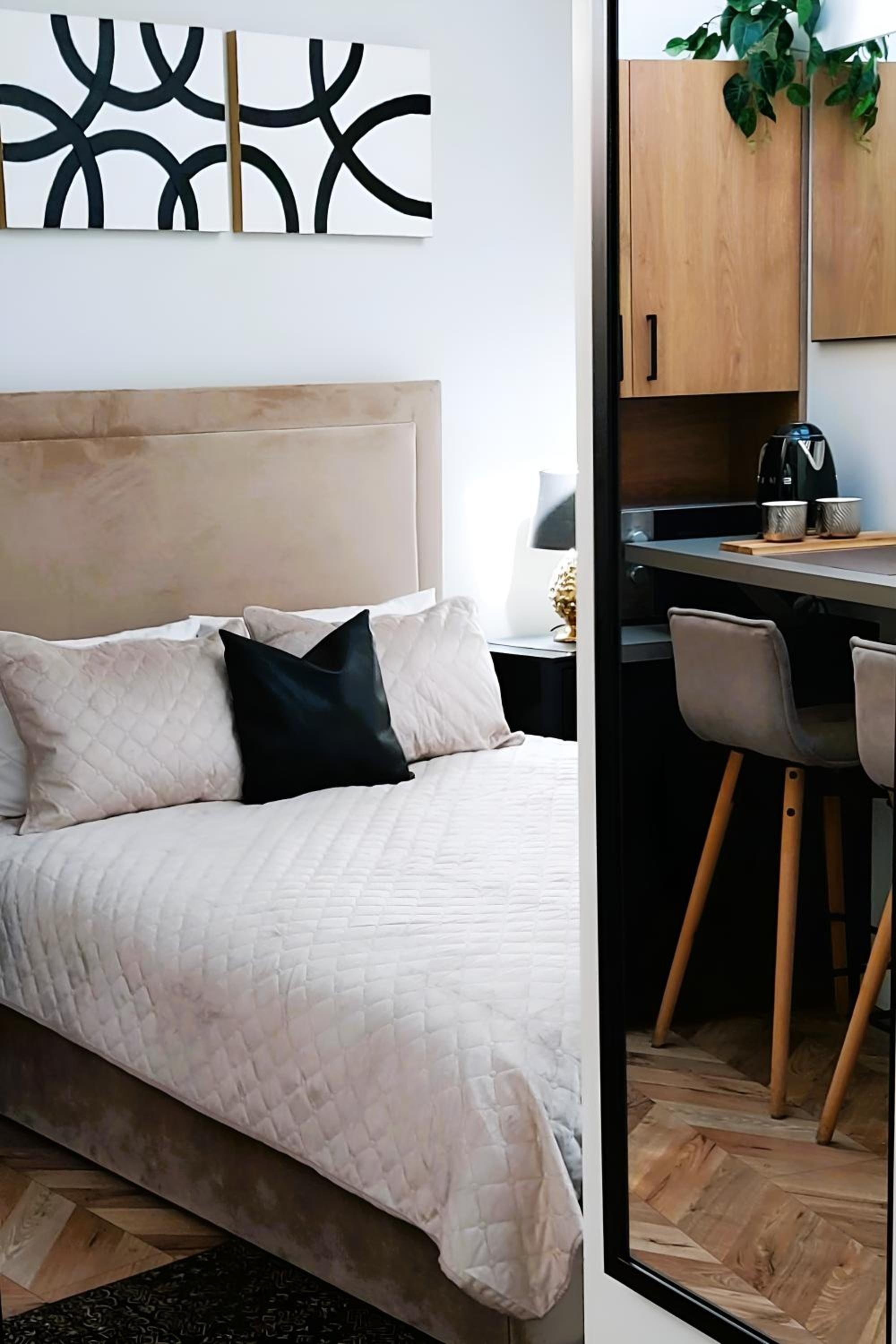Elumen Studio Apartment I near Cathedral & Bernardine Park