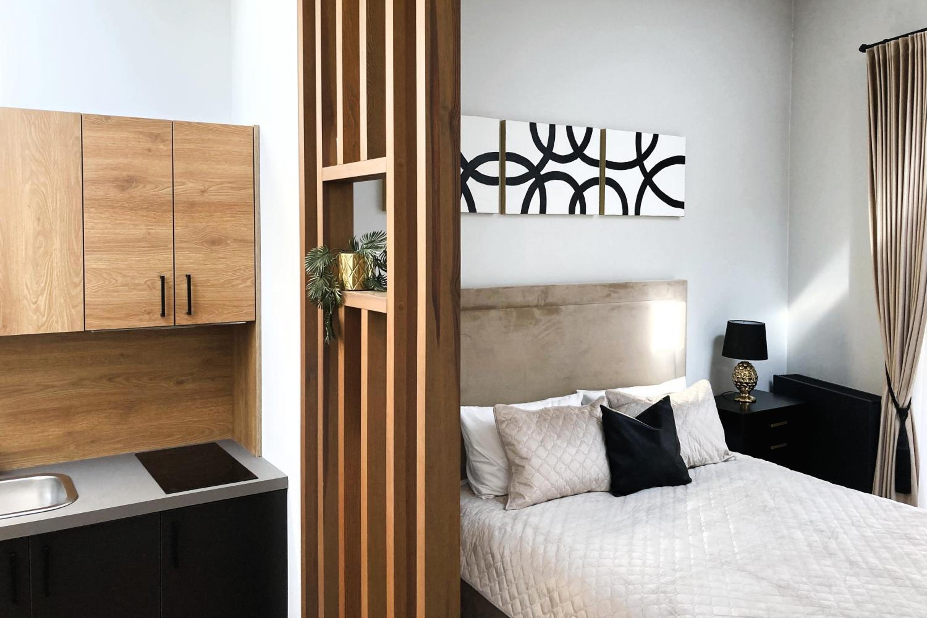 Elumen Studio Apartment I near Cathedral & Bernardine Park