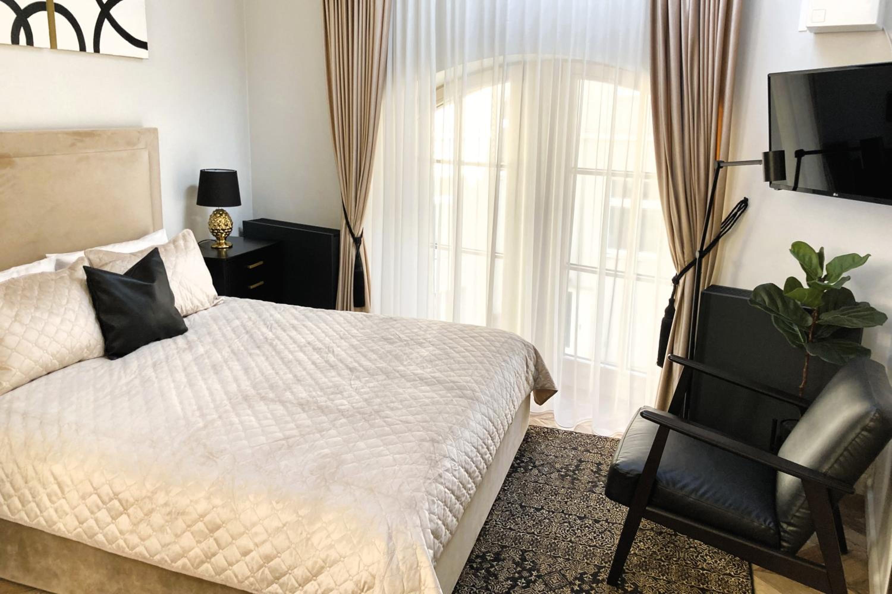 Elumen Studio Apartment I near Cathedral & Bernardine Park