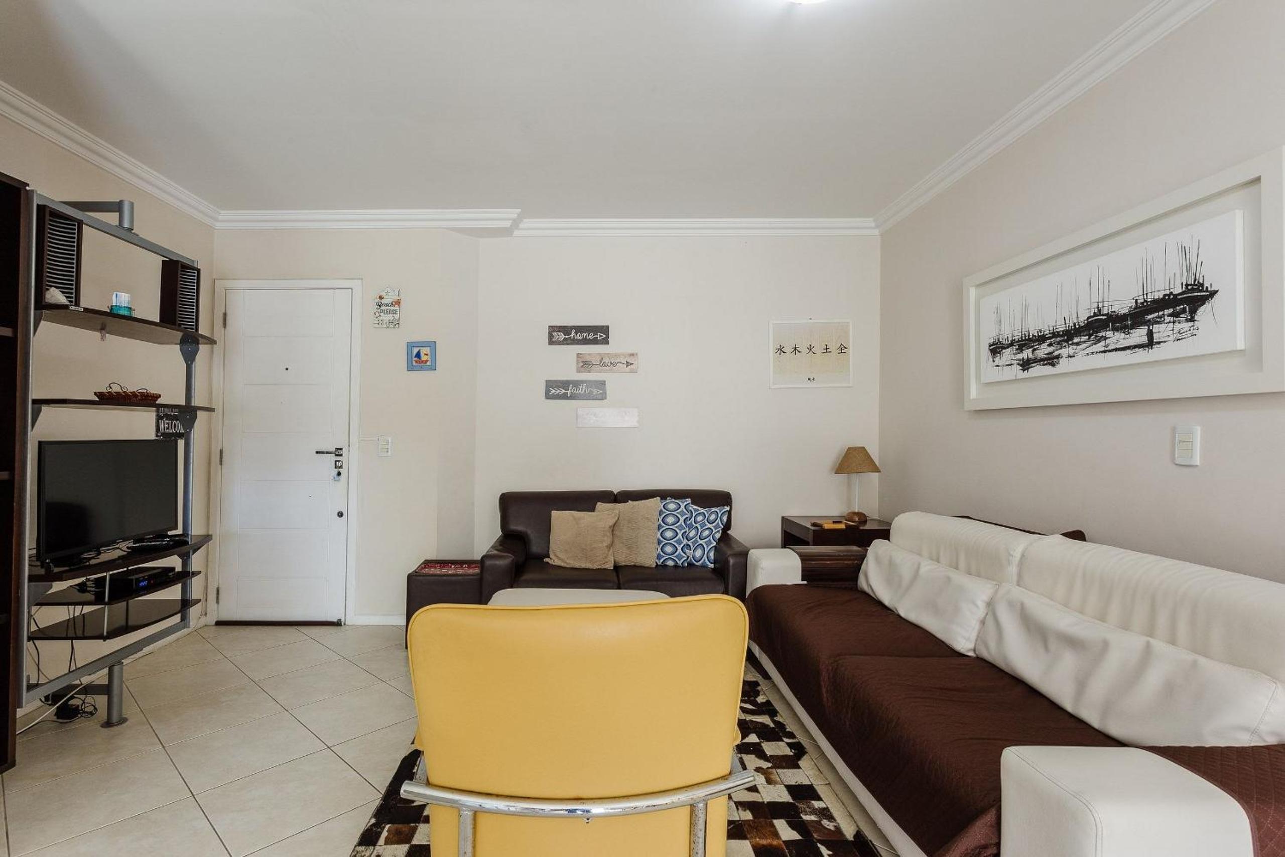 Spacious apt w/ pool 750m from beach CHR025