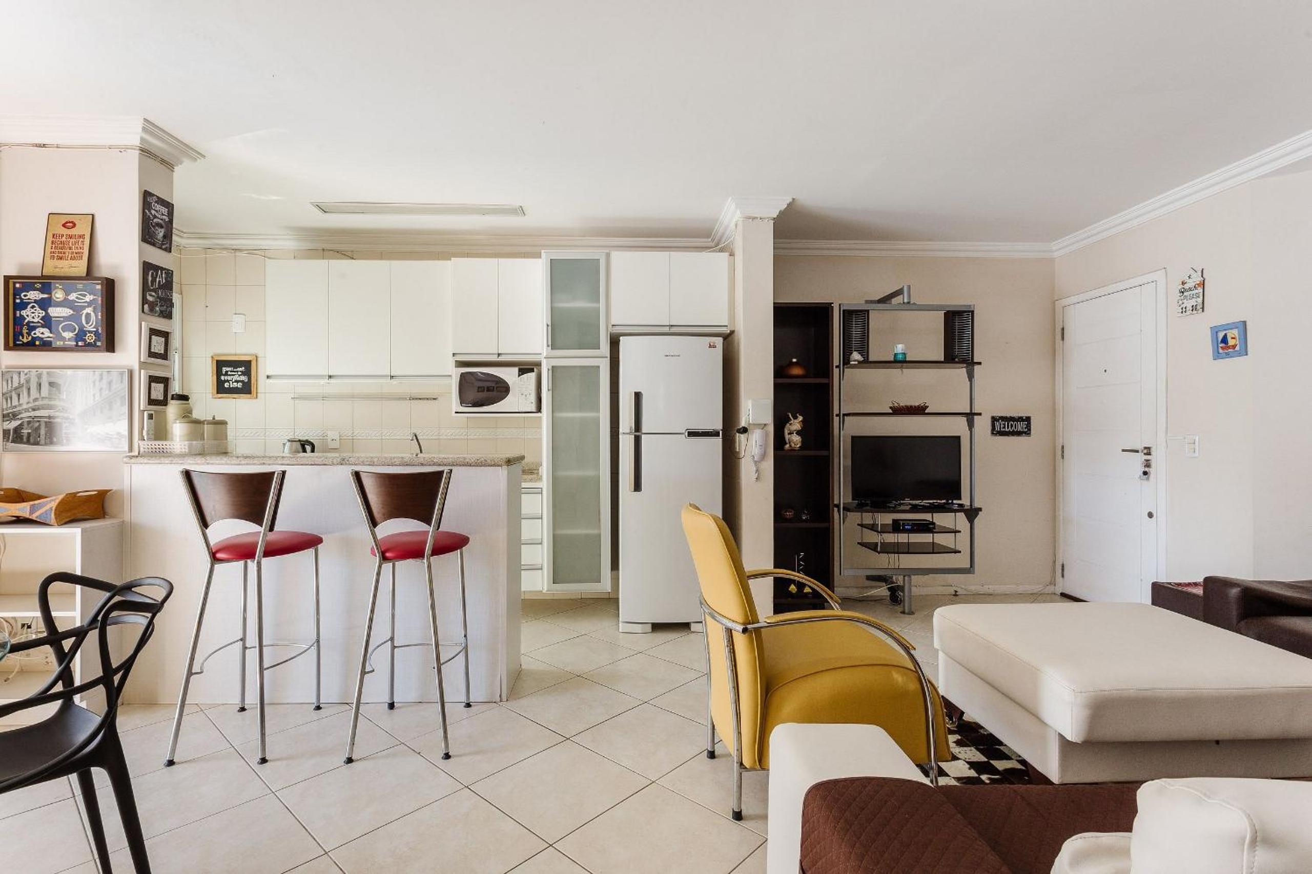 Spacious apt w/ pool 750m from beach CHR025