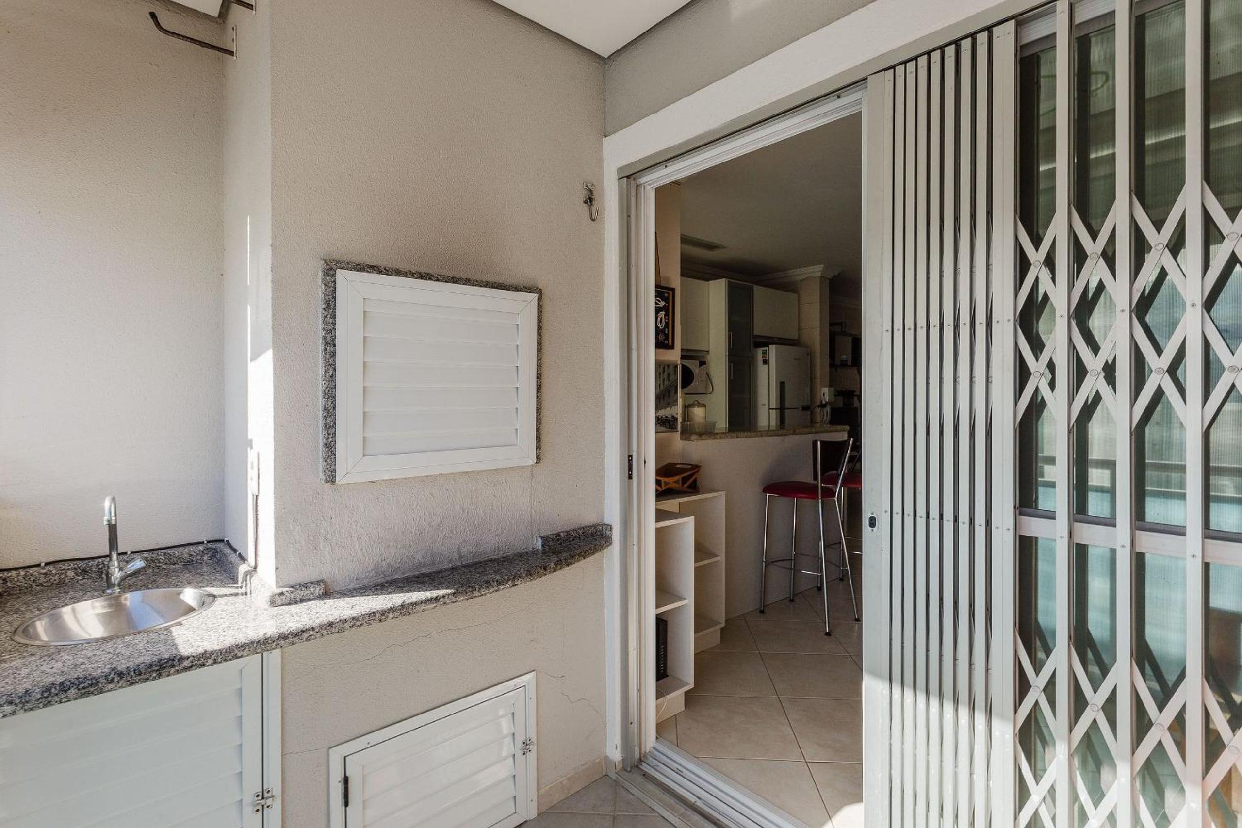 Spacious apt w/ pool 750m from beach CHR025