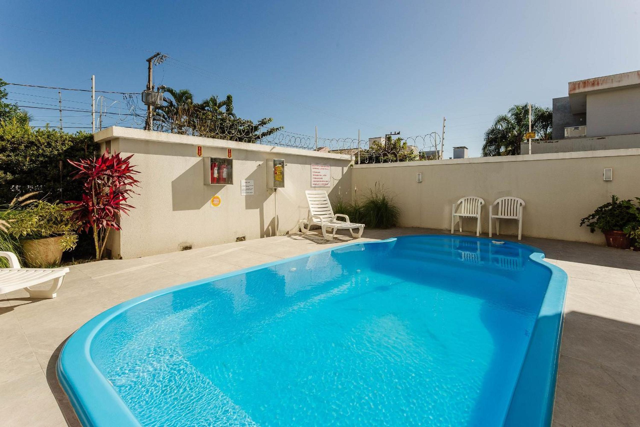 Spacious apt w/ pool 750m from beach CHR025
