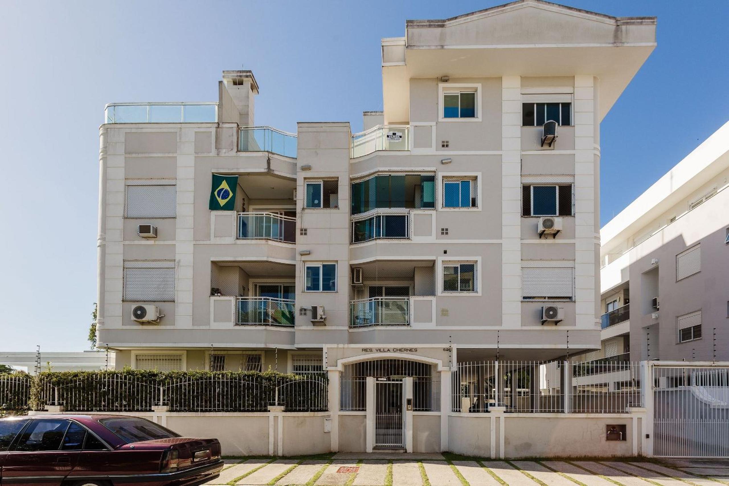 Spacious apt w/ pool 750m from beach CHR025
