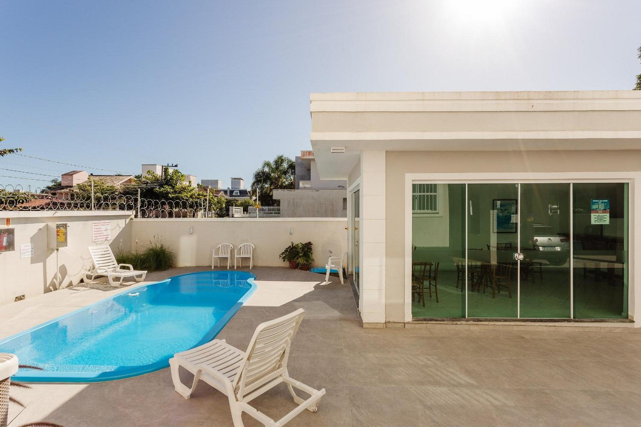 Spacious apt w/ pool 750m from beach CHR025