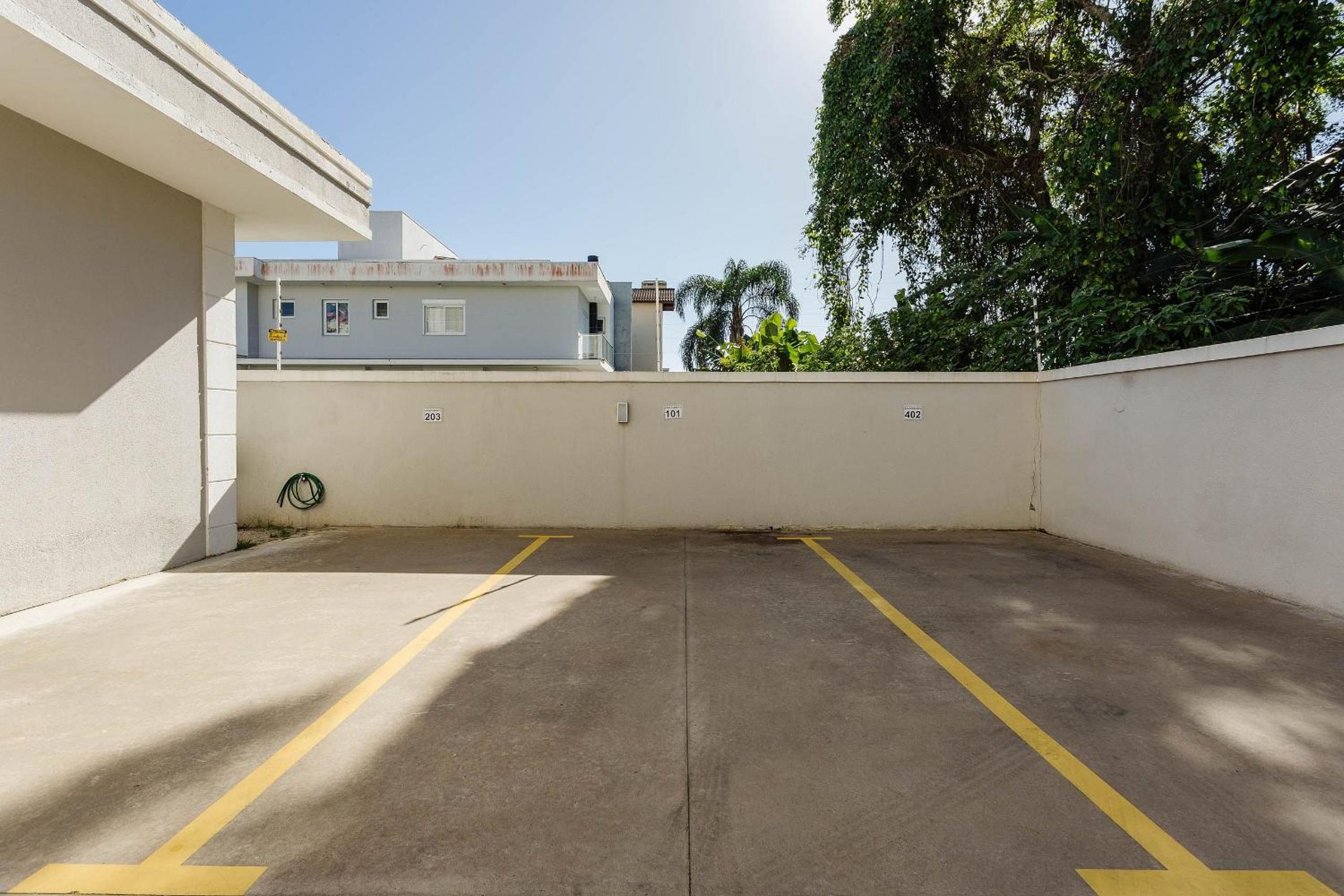 Spacious apt w/ pool 750m from beach CHR025