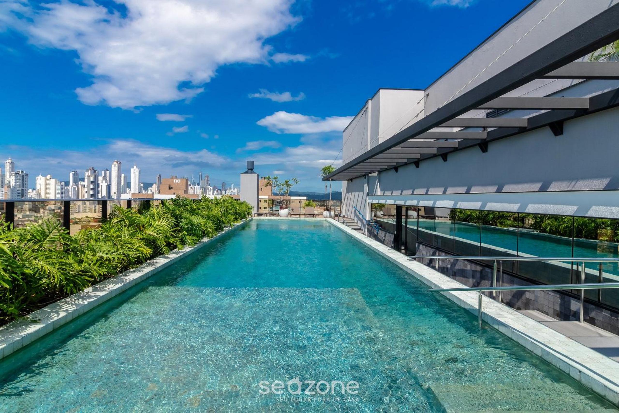 Building with swimming pool next to Balneário Shopping in BC - TSO
