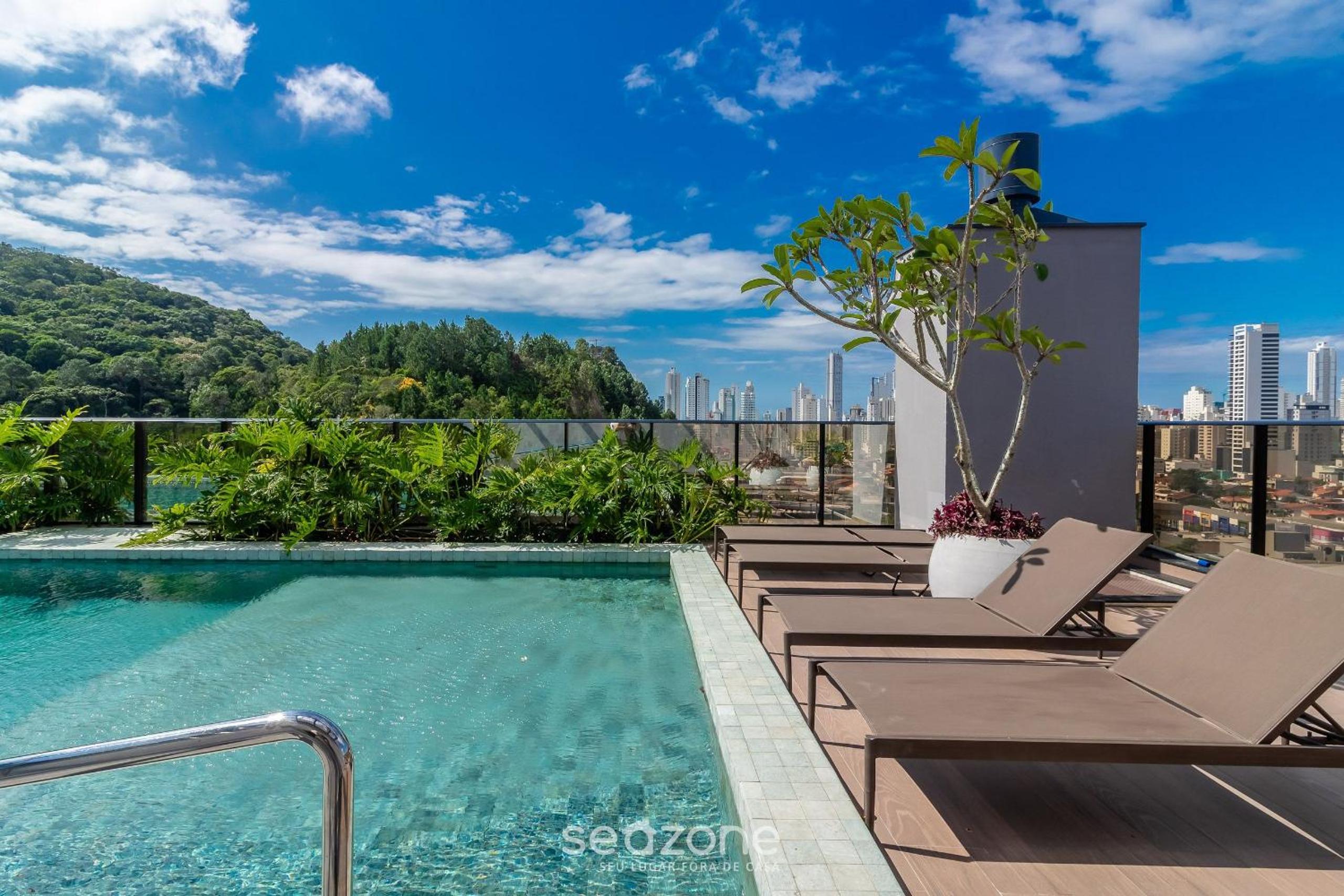 Building with swimming pool next to Balneário Shopping in BC - TSO
