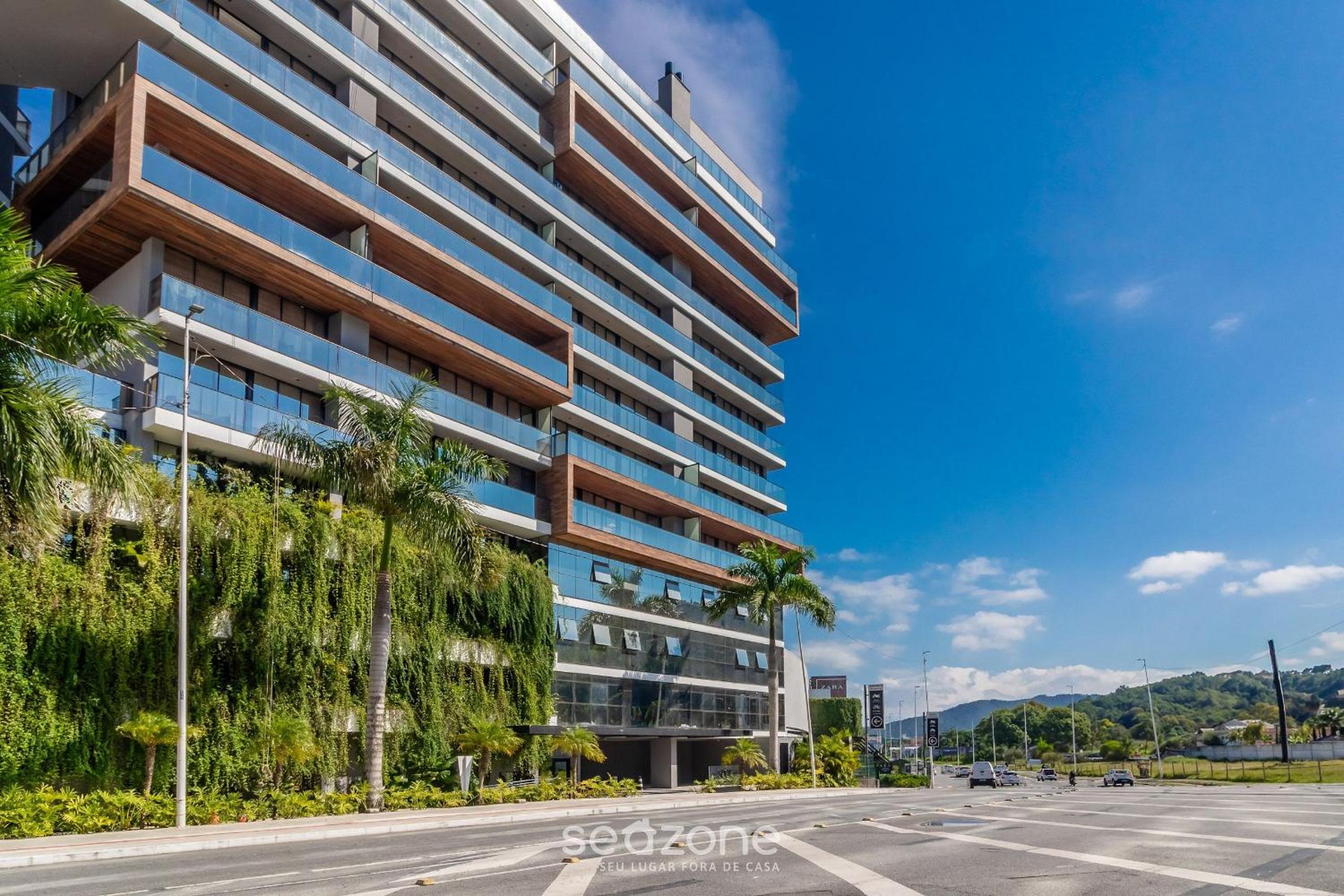 Building with swimming pool next to Balneário Shopping in BC - TSO
