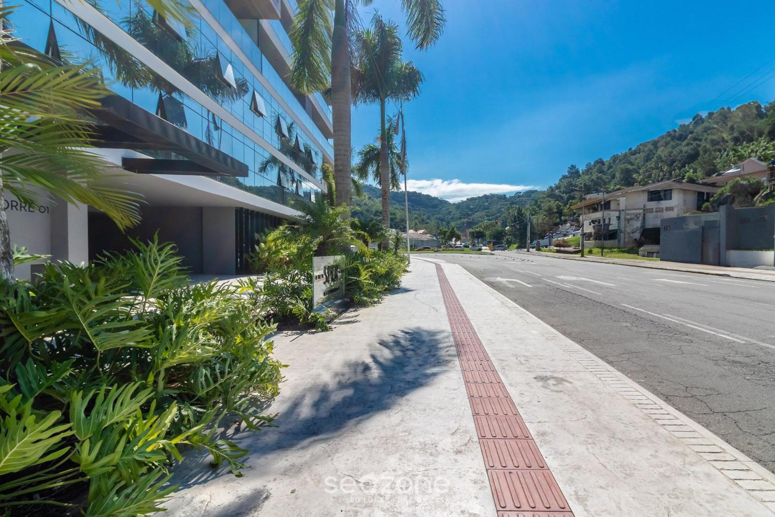 Building with swimming pool next to Balneário Shopping in BC - TSO