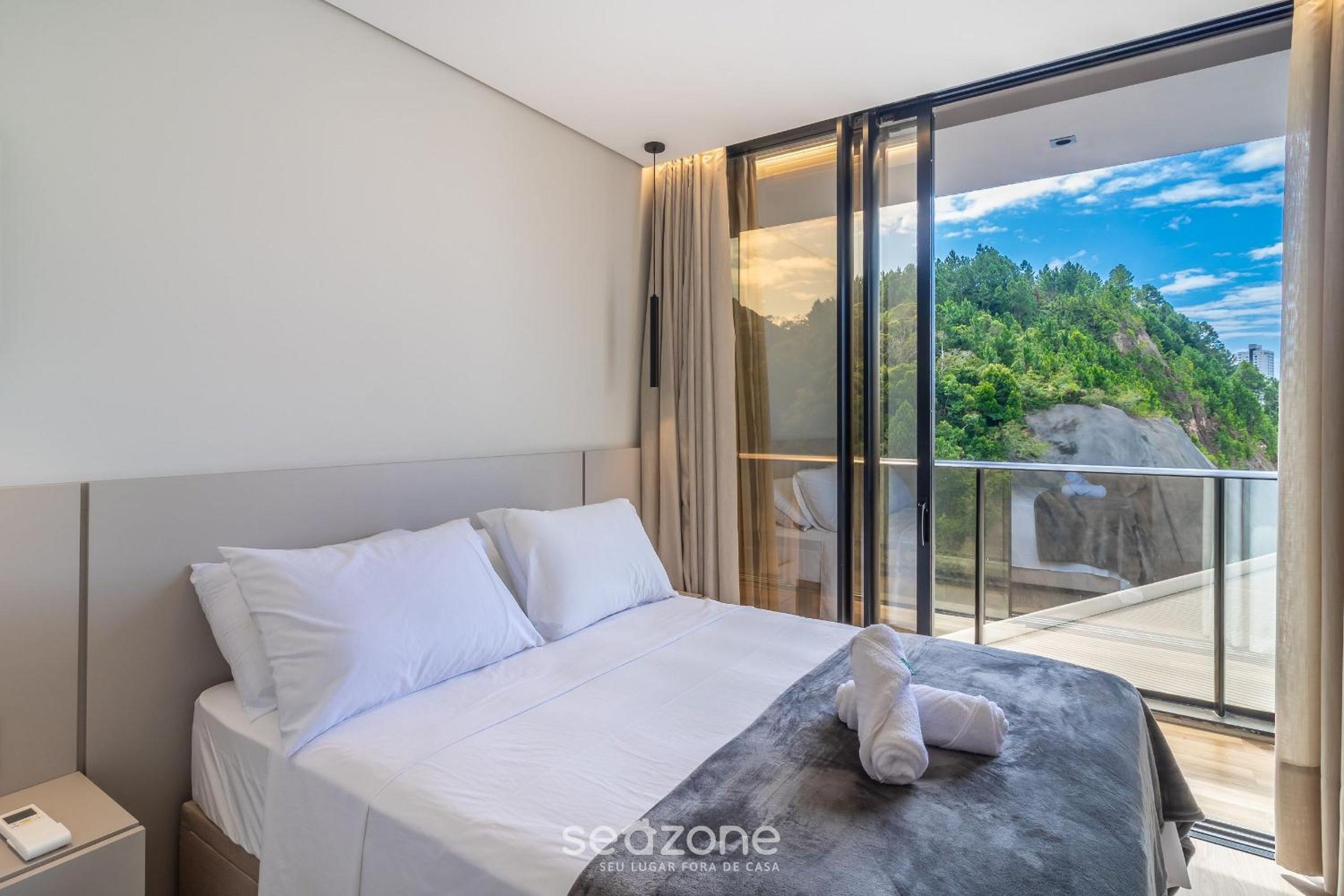 Building with swimming pool next to Balneário Shopping in BC - TSO