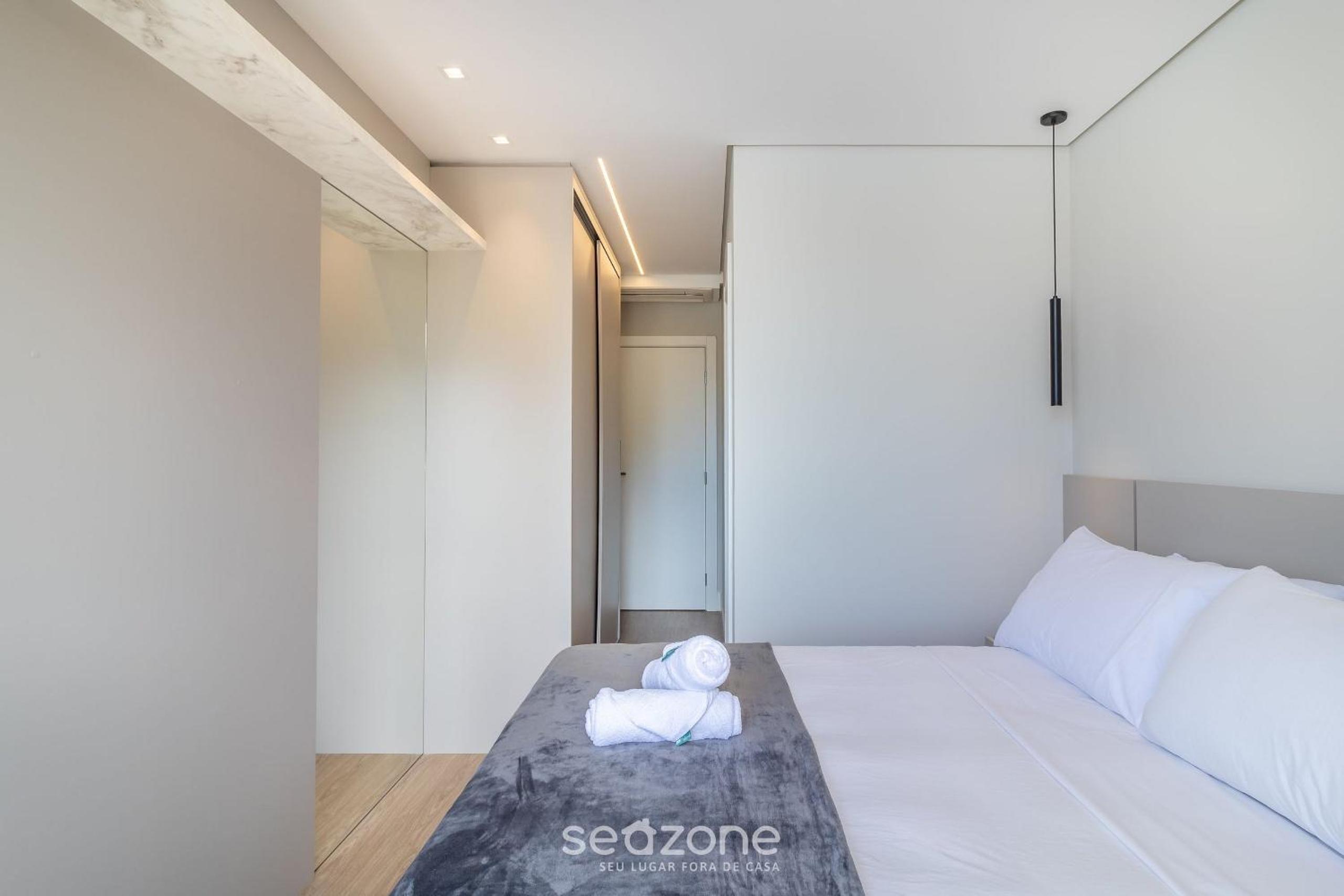 Building with swimming pool next to Balneário Shopping in BC - TSO