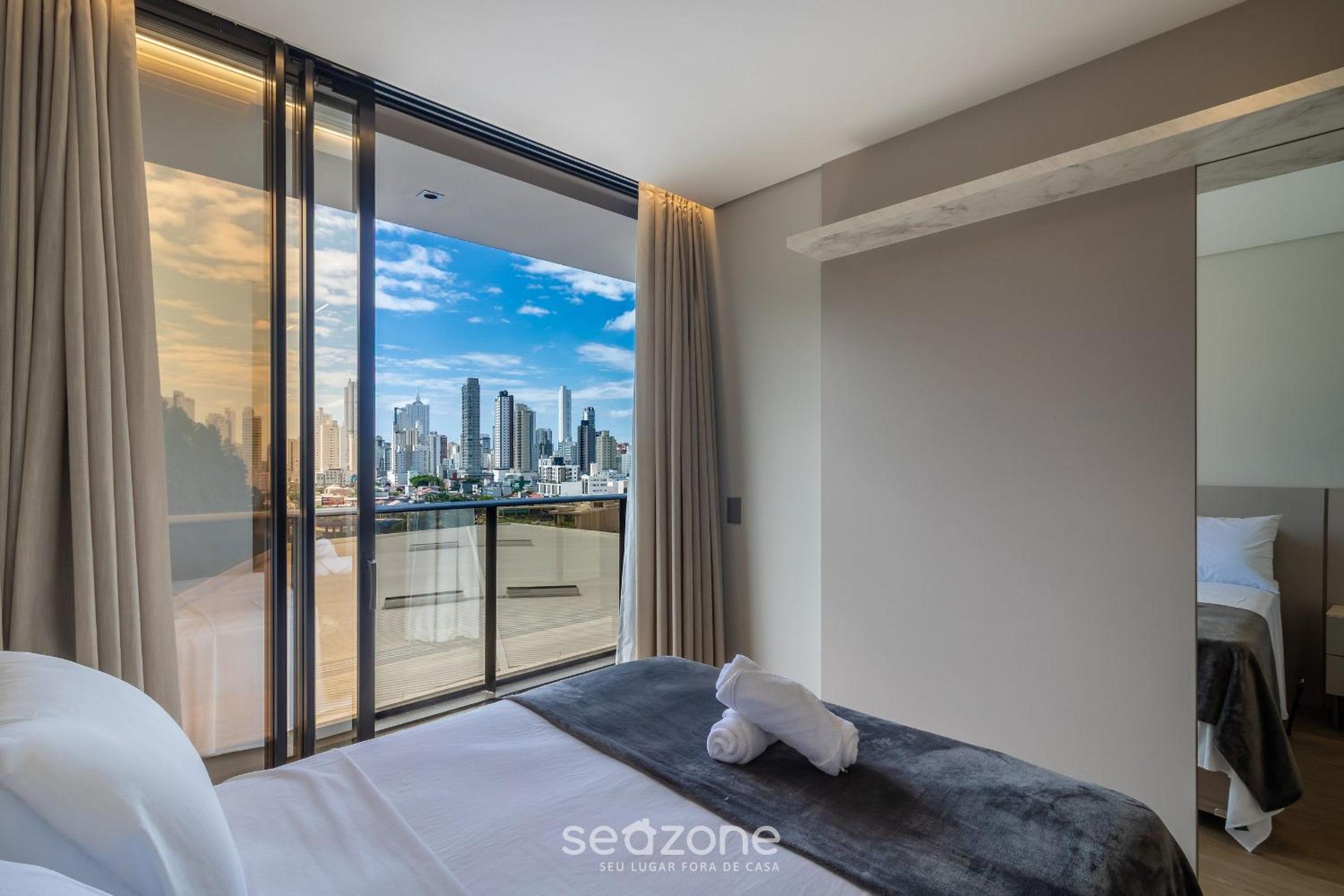 Building with swimming pool next to Balneário Shopping in BC - TSO