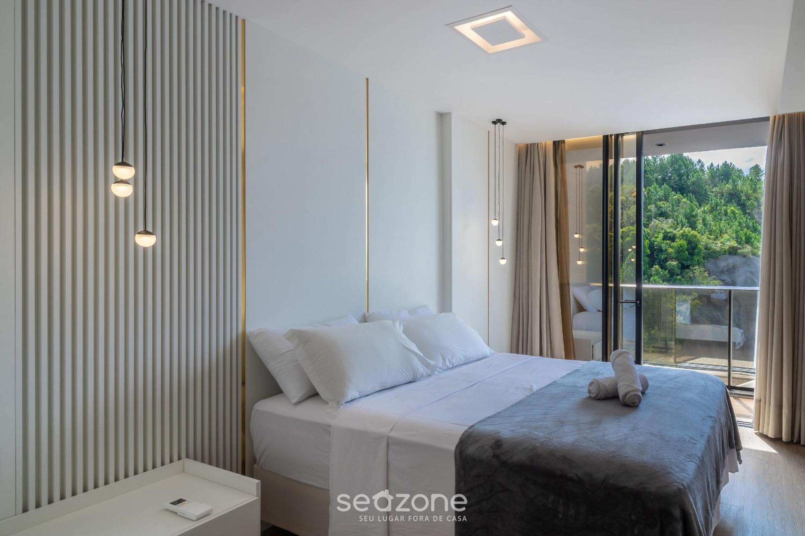Building with swimming pool next to Balneário Shopping in BC - TSO